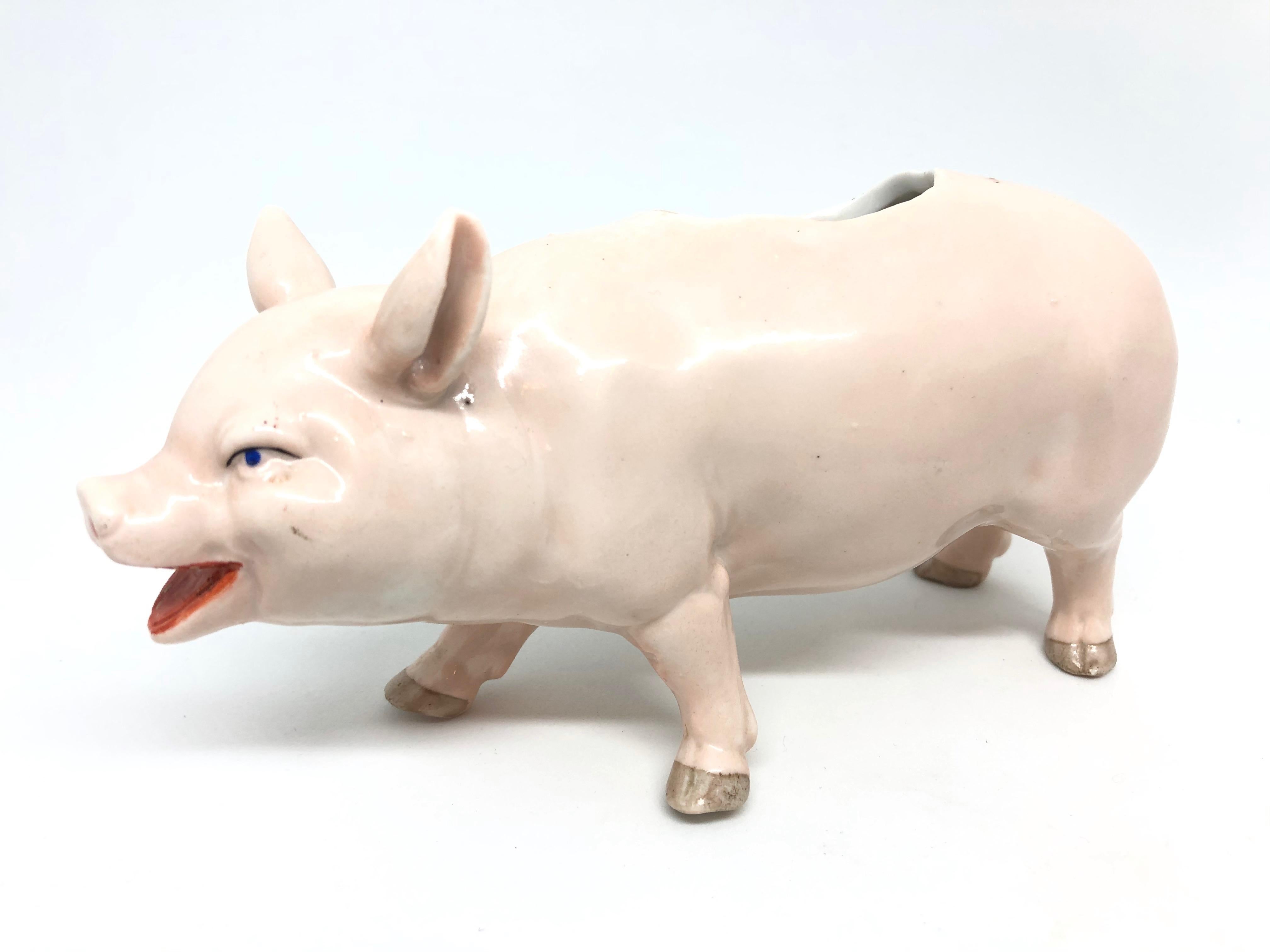 Magnifique fourre-tout figuratif en forme de cochon rose. Fabriqué en porcelaine. Une belle pièce d'art décorative pour toute pièce.