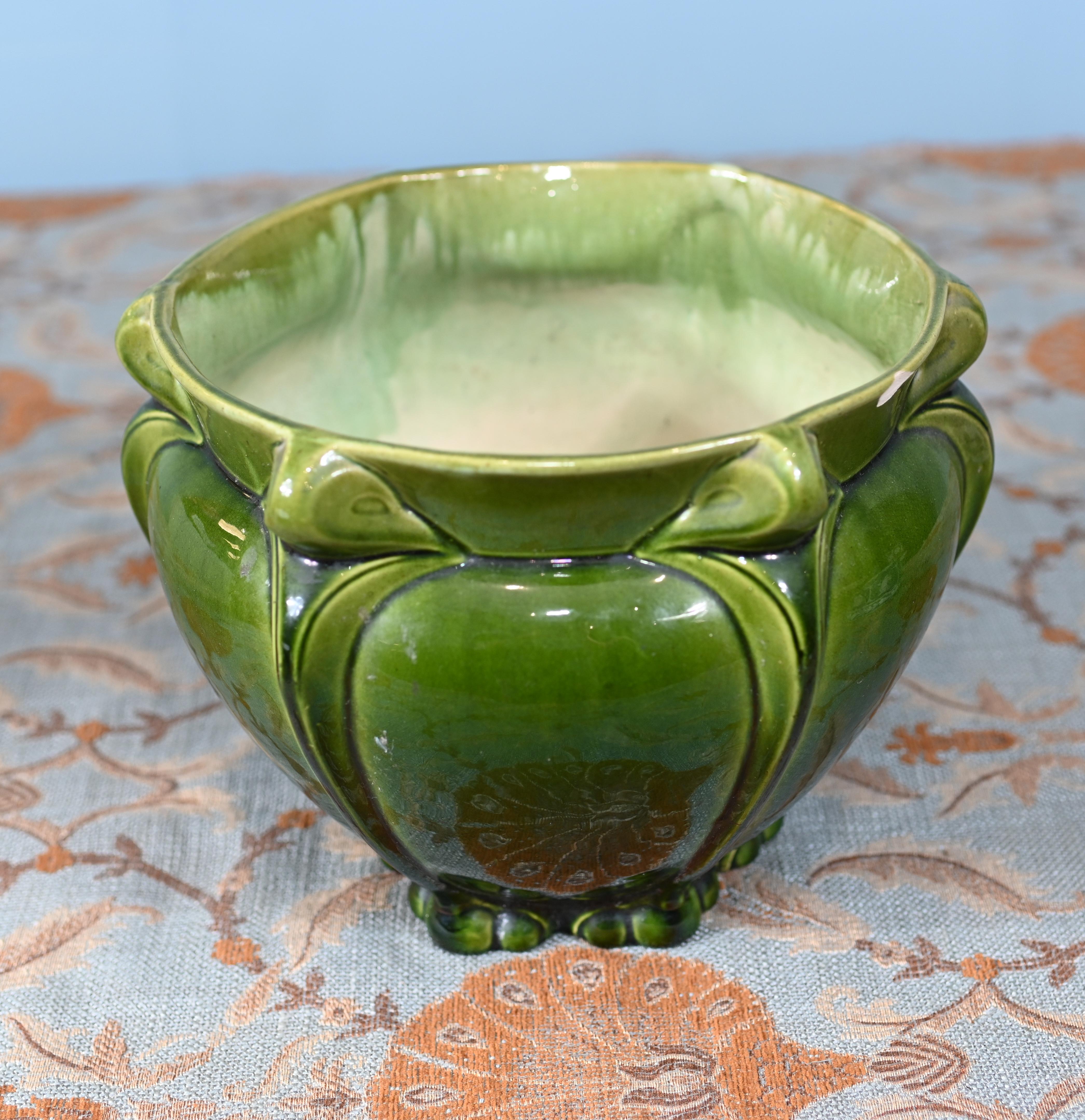 Stai visualizzando un'elegante porcellana art nouveau con finitura verde Offerta in ottimo stato, pronta per essere utilizzata subito in casa.
Circa 1910
Corpo arrotondato con pannelli verticali lobati, ognuno dei quali ricorda foglie stilizzate o