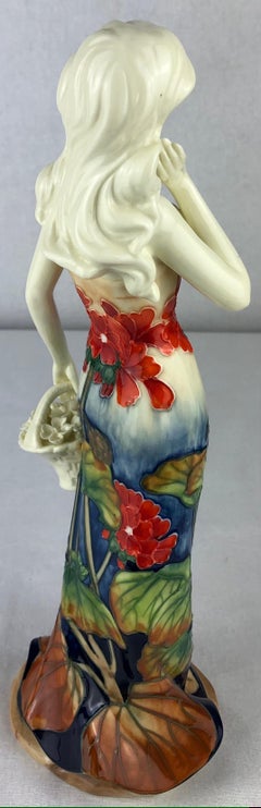 Statue de femme en porcelaine Art Nouveau:: signée Décors du Galion