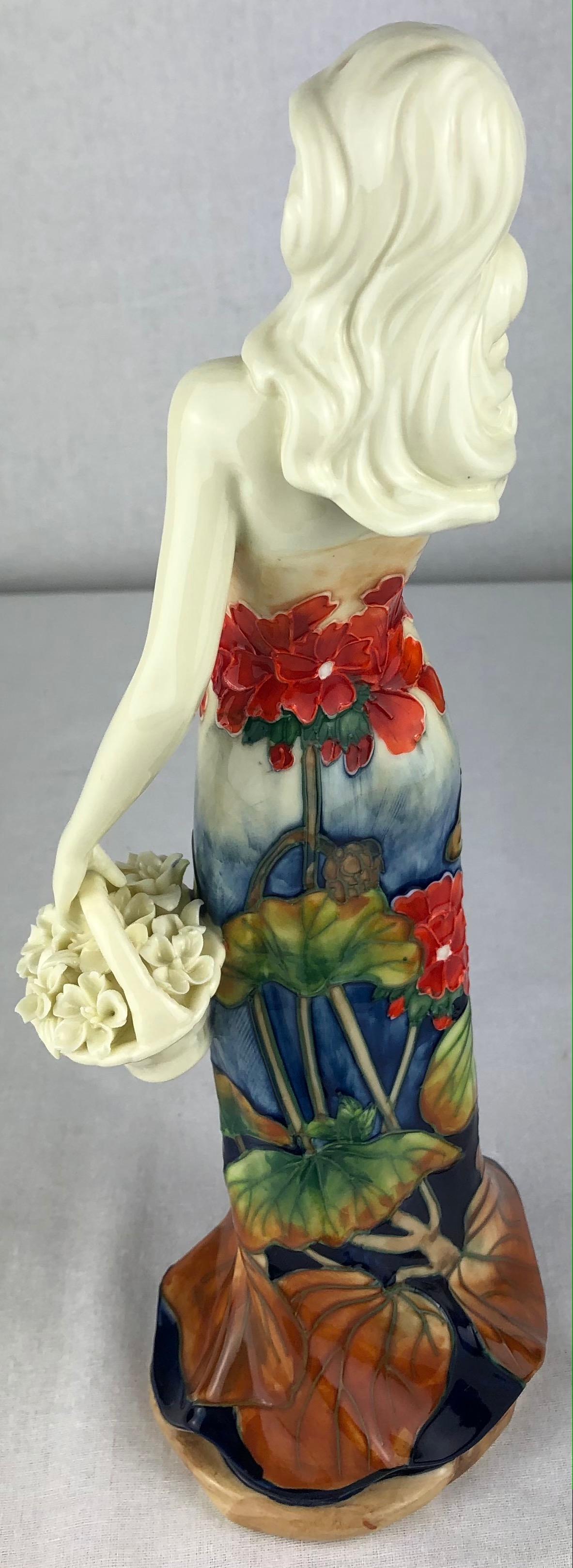 Peint à la main Statue de femme en porcelaine Art Nouveau:: signée Décors du Galion