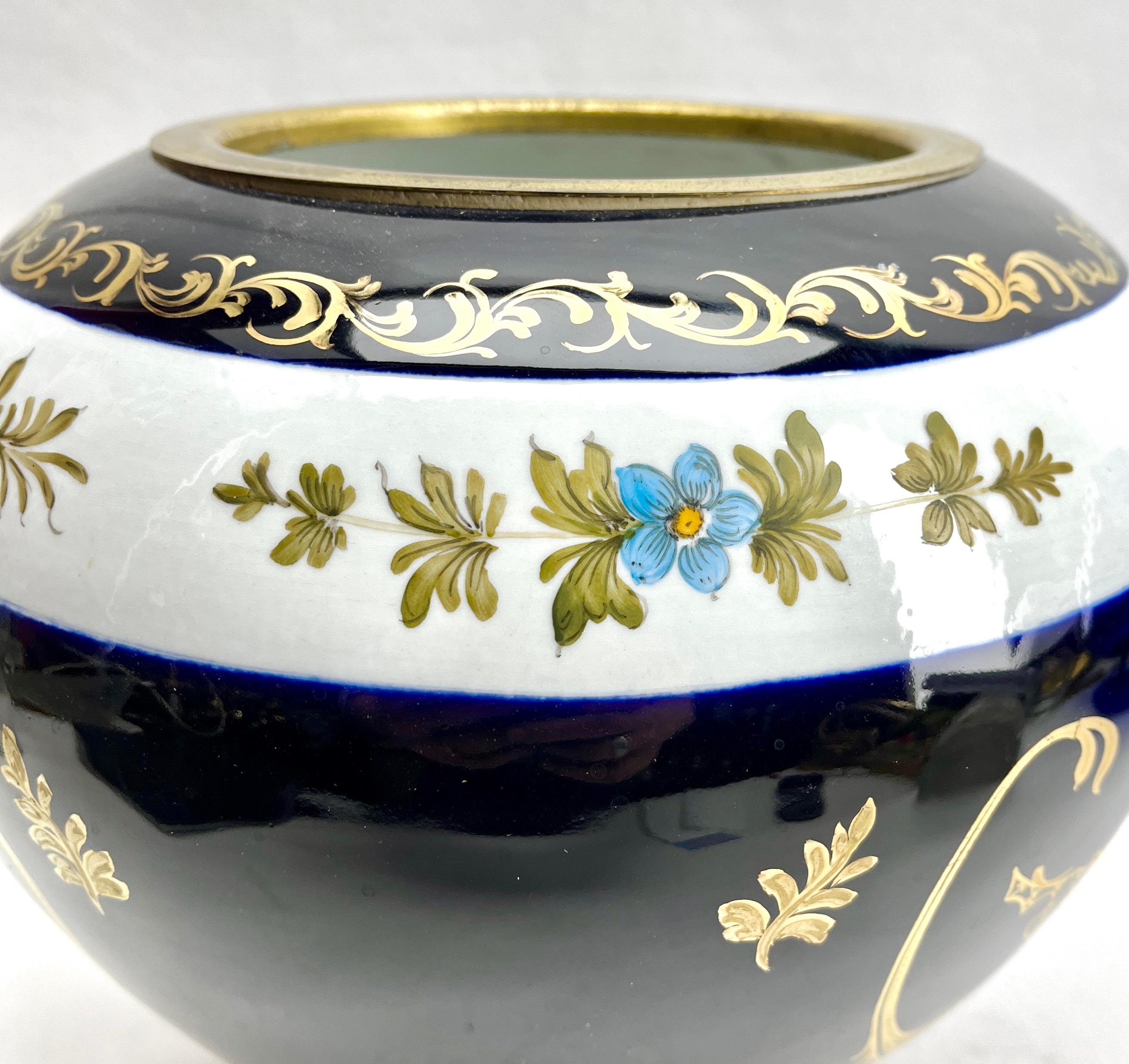 Vase porcelaine Art Nouveau estampillé Richelieu monté une base en laiton peinte à la main en vente 3