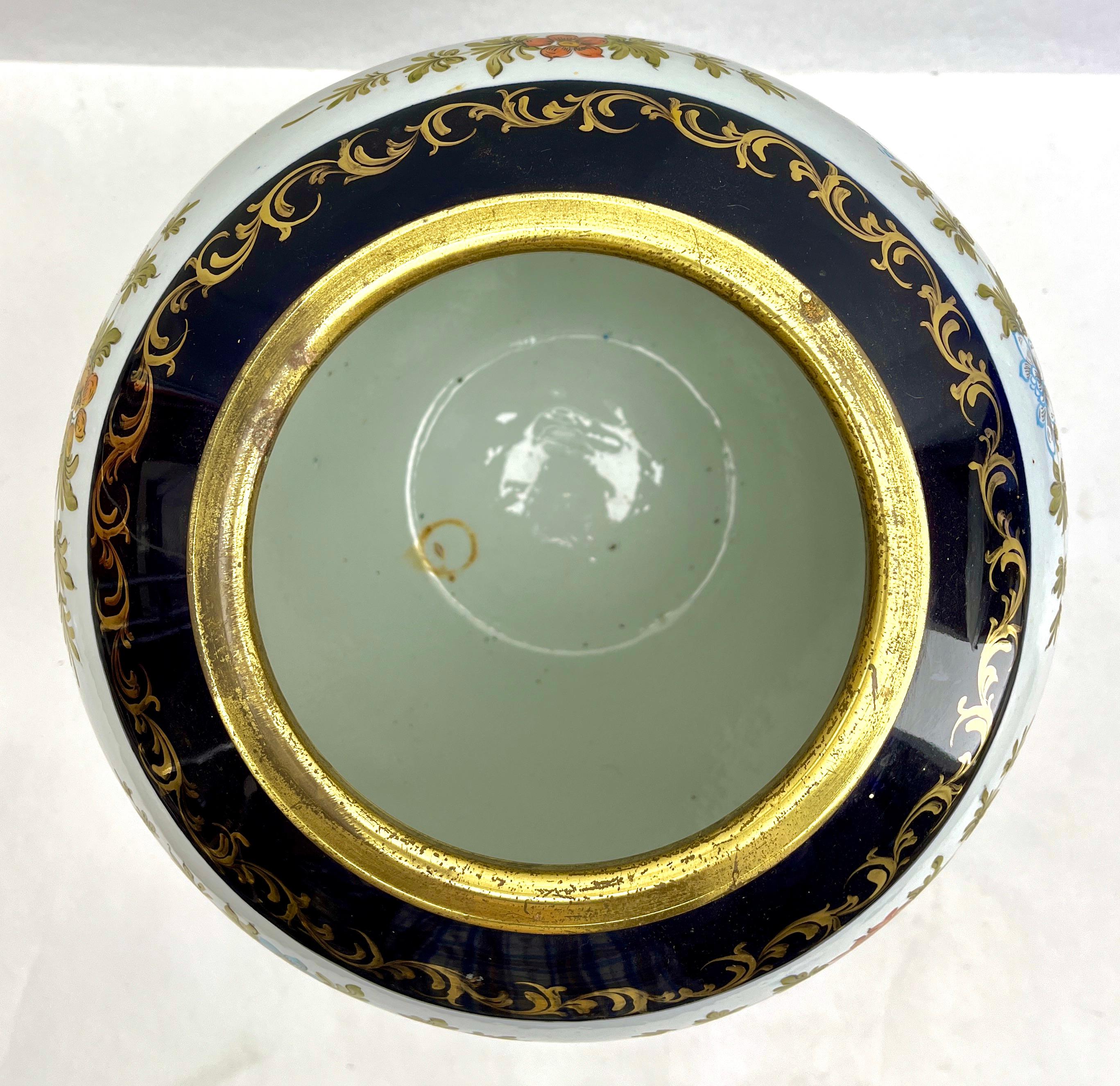 Vernissé Vase porcelaine Art Nouveau estampillé Richelieu monté une base en laiton peinte à la main en vente