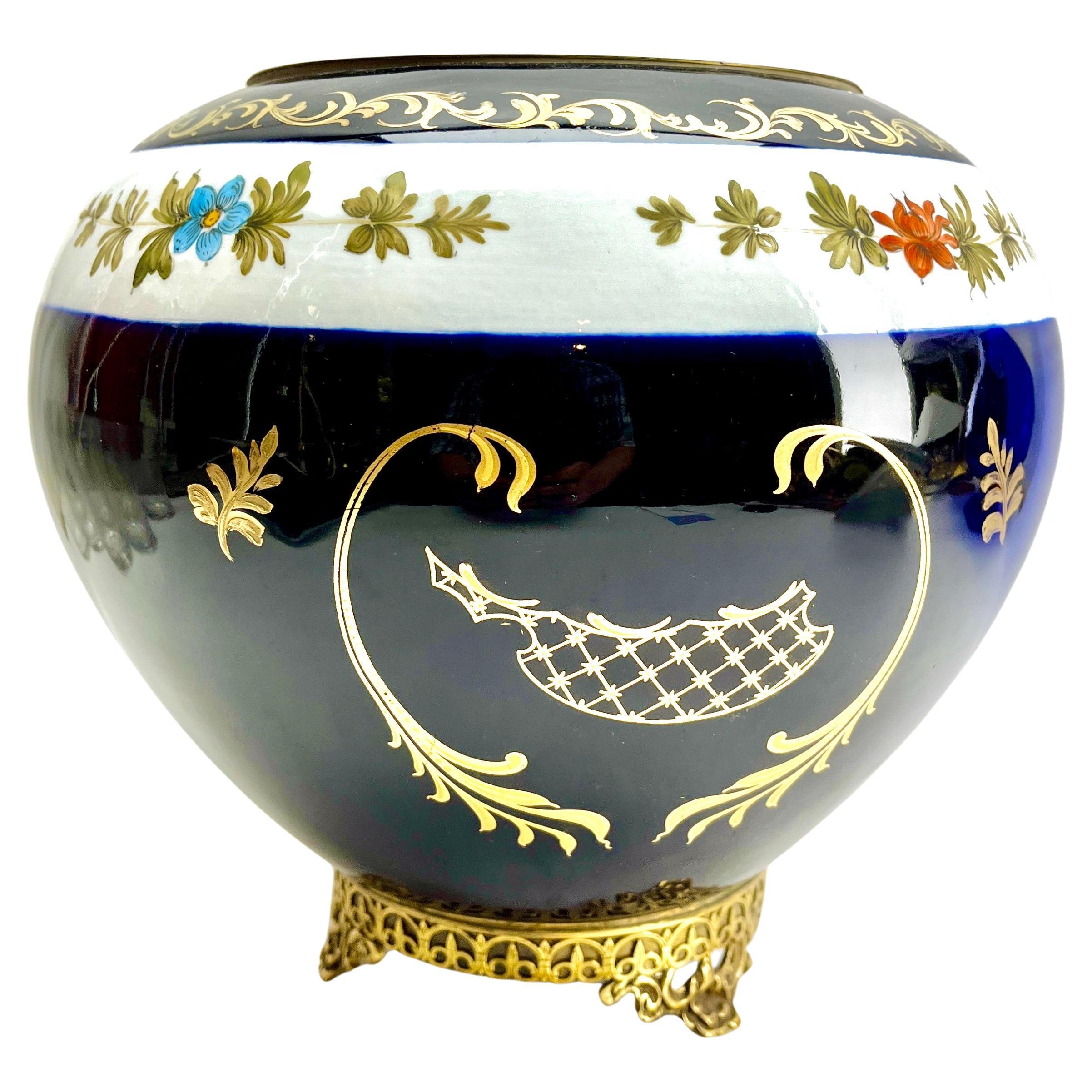 Porzellanvase im Jugendstil, gestempelt, Richelieu, montiert, mit einem Messingfuß, handbemalt im Angebot