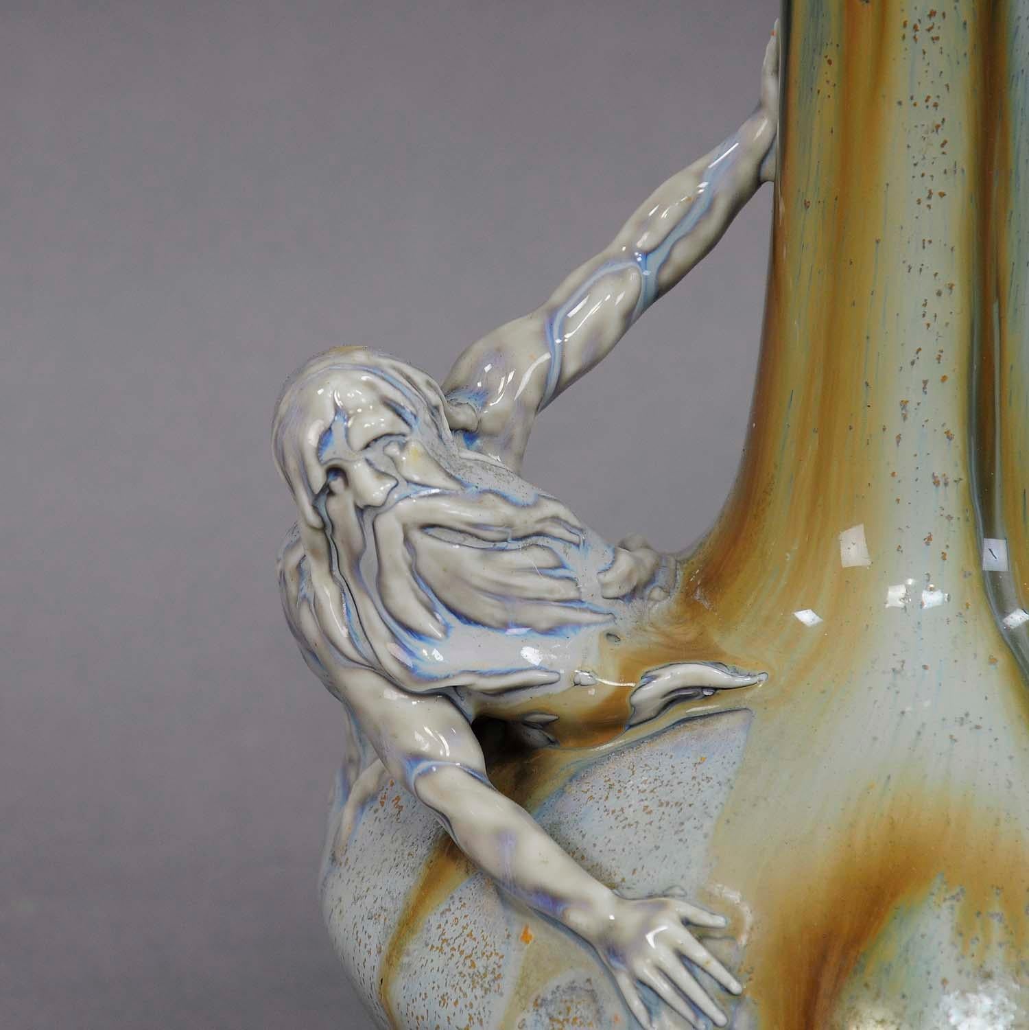 Eine schöne antike Vase aus Porzellan im typischen Jugendstil. Mit einer hervorstehenden Neptun-Skulptur auf dem Korpus. Mit blauer und brauner Glasur. Hergestellt von Schierholz & Sohn, Plaue, Deutschland ca. 1900.

Maße: Höhe: 8,86