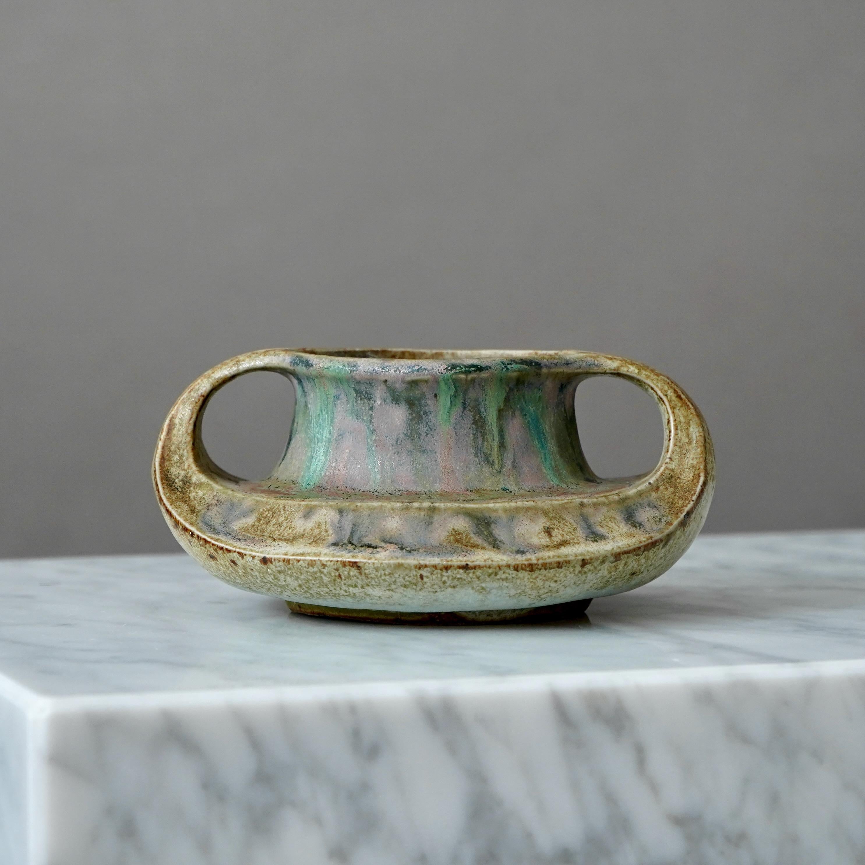 Un bellissimo vaso in stile art nouveau con un'incredibile smaltatura.
Realizzato da Charles Gréber nel suo studio di Beauvais, in Francia, all'inizio del XX secolo. 

Ottime condizioni. Firmato dall'artista. 

Famoso ceramista, Charles Gréber
