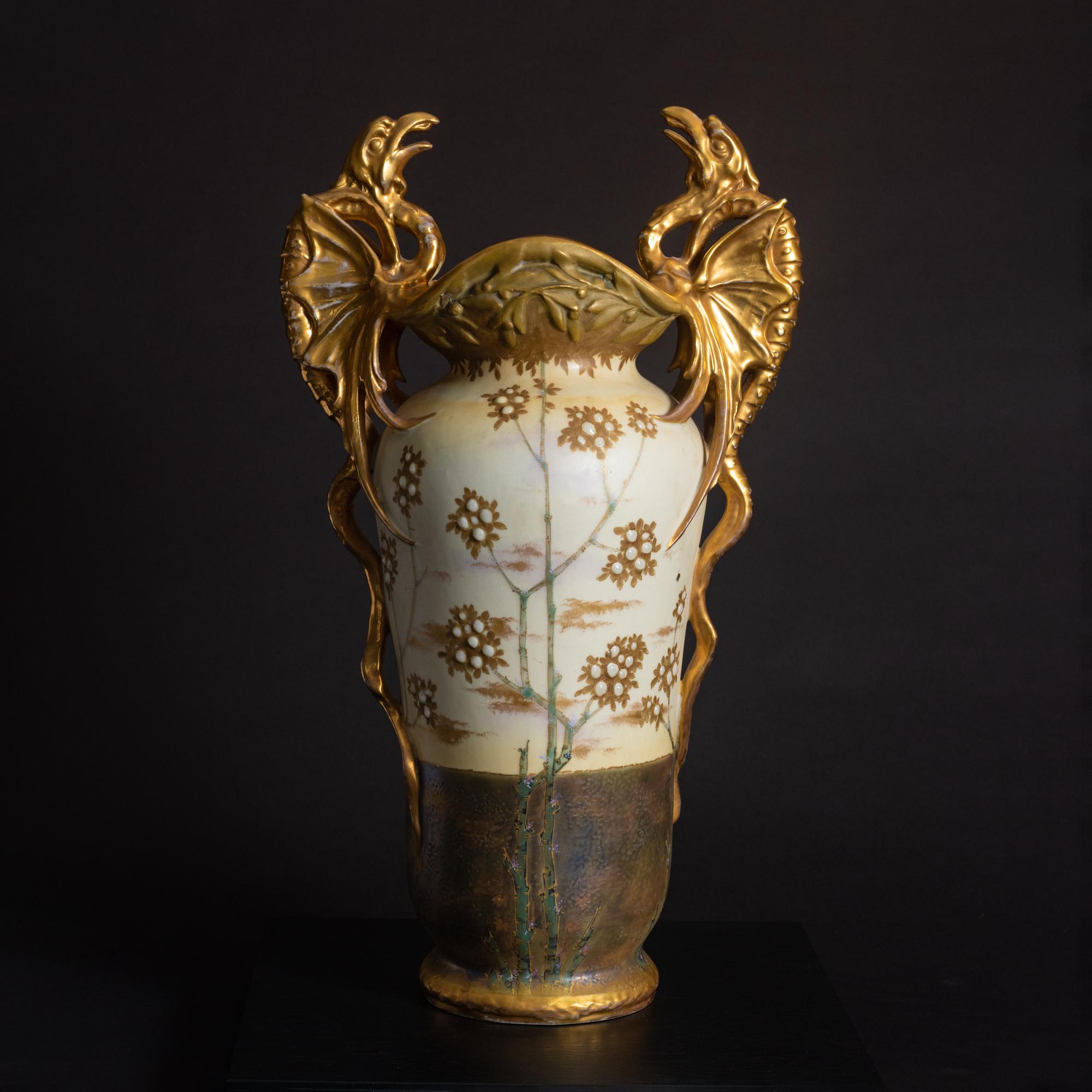 Austriaco Vaso Art Nouveau Pterodactyl di RStK Amphora con manici dorati e smalto iridescente in vendita