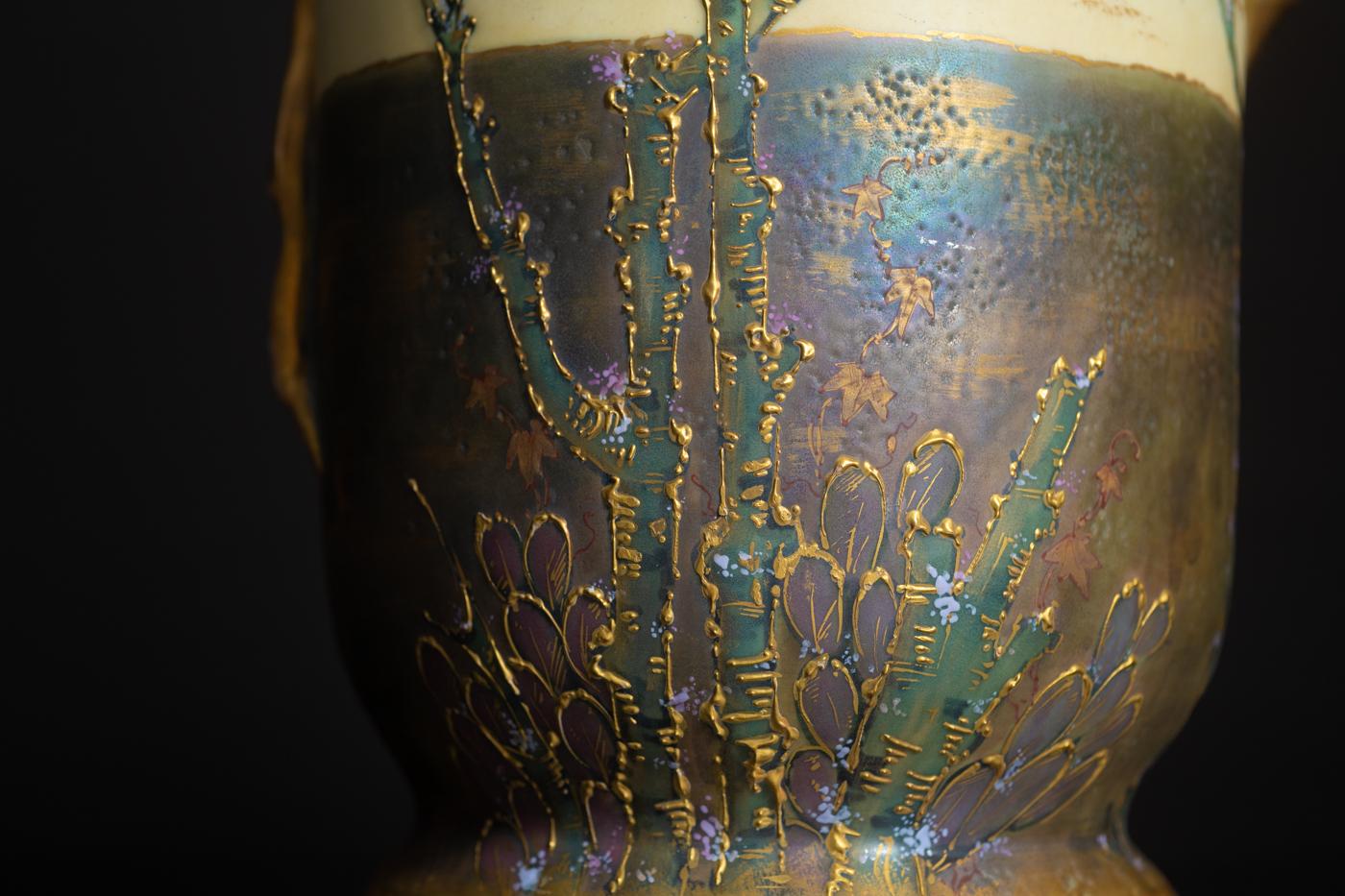 Jugendstil-Vase „Pterodactyl“ von RStK Amphora mit vergoldeten Henkeln, schillernde Glasur (Frühes 20. Jahrhundert) im Angebot