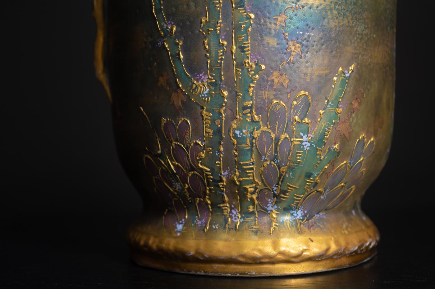 Jugendstil-Vase „Pterodactyl“ von RStK Amphora mit vergoldeten Henkeln, schillernde Glasur (Porzellan) im Angebot