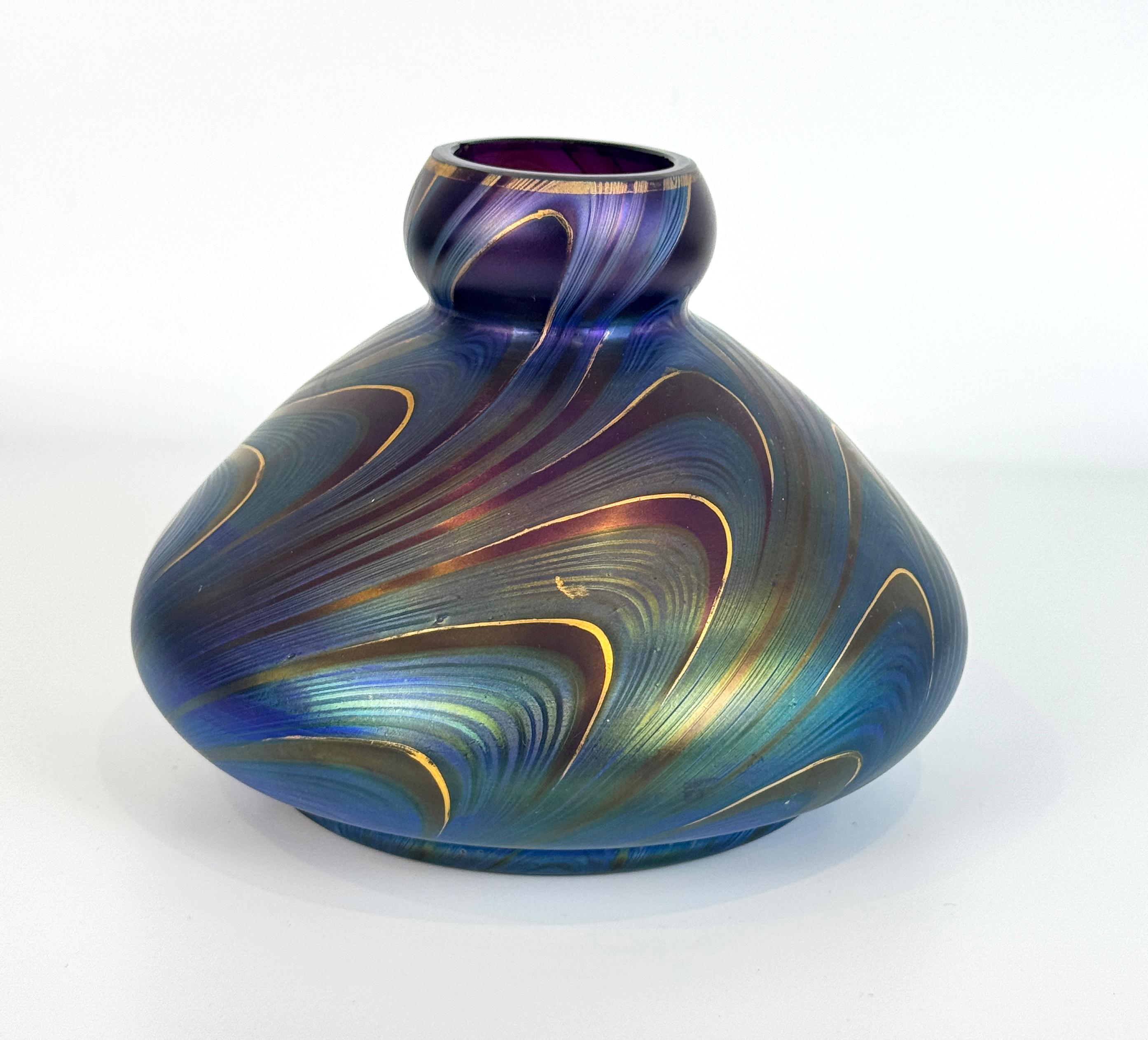 Europeo Vaso in vetro iridescente con piume tirate in stile Art Nouveau in vendita