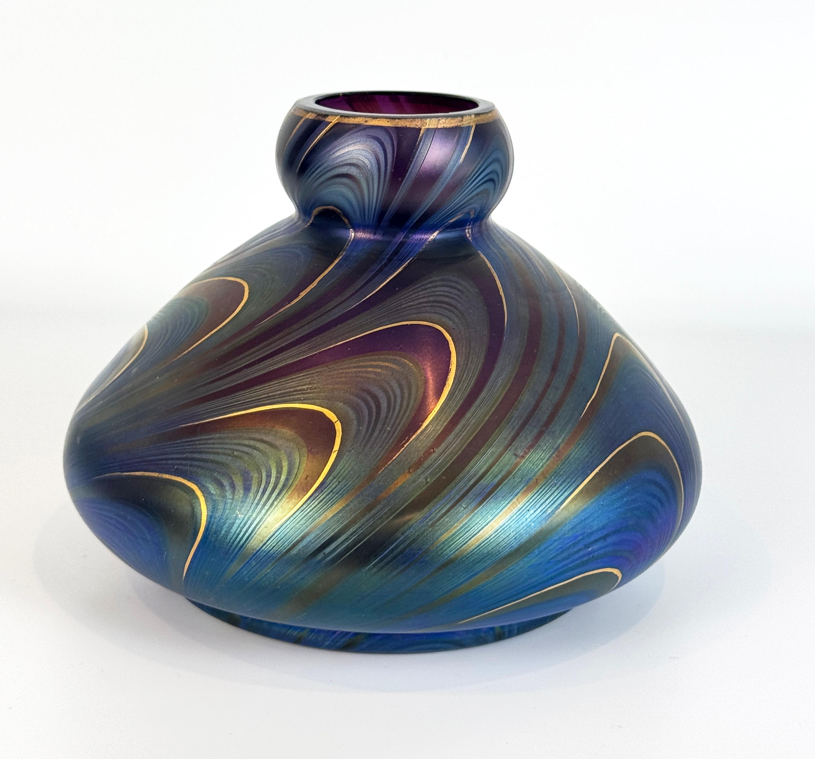 Vaso in vetro iridescente con piume tirate in stile Art Nouveau In condizioni buone in vendita a Philadelphia, PA