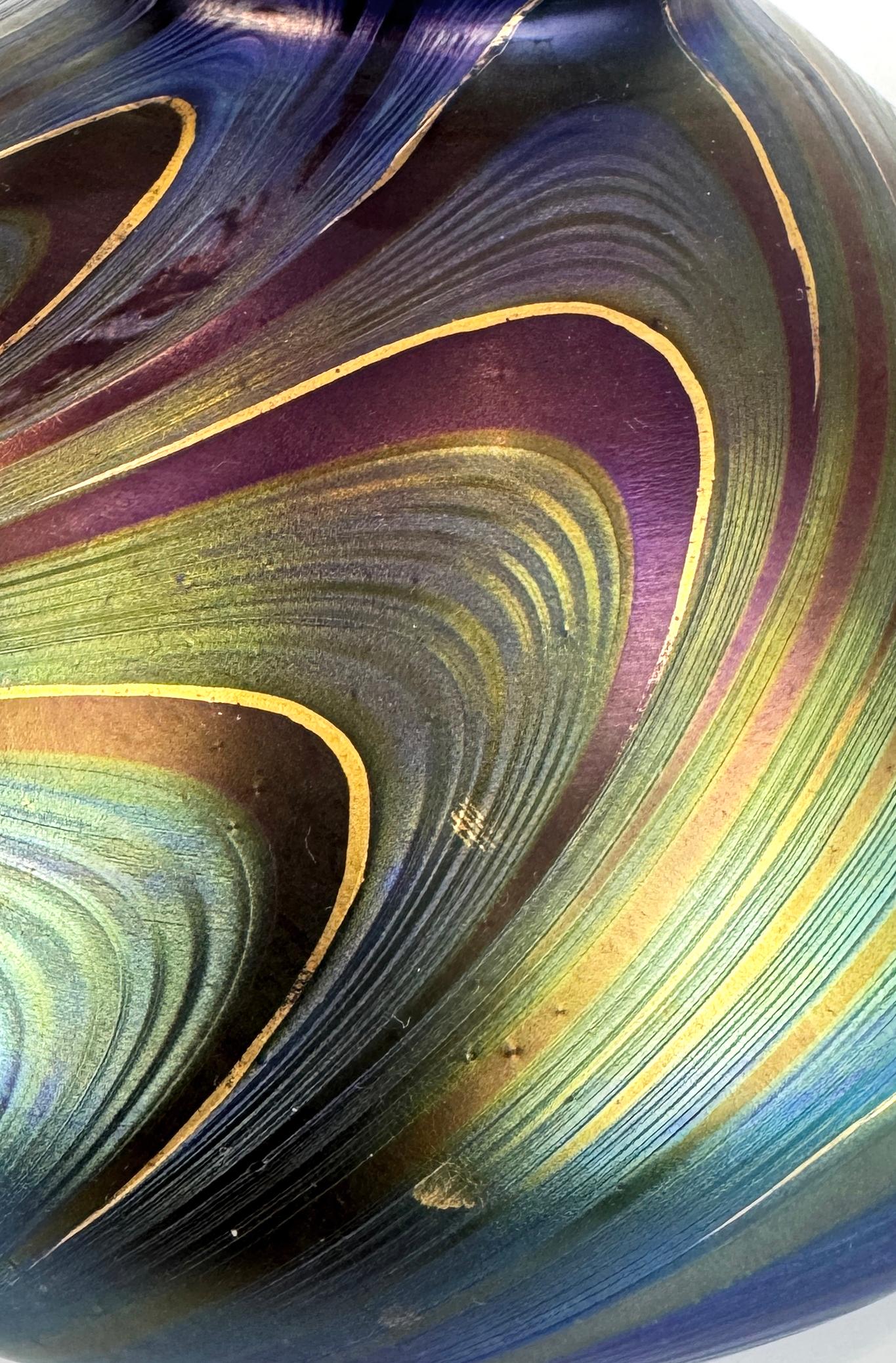 Vetro Vaso in vetro iridescente con piume tirate in stile Art Nouveau in vendita