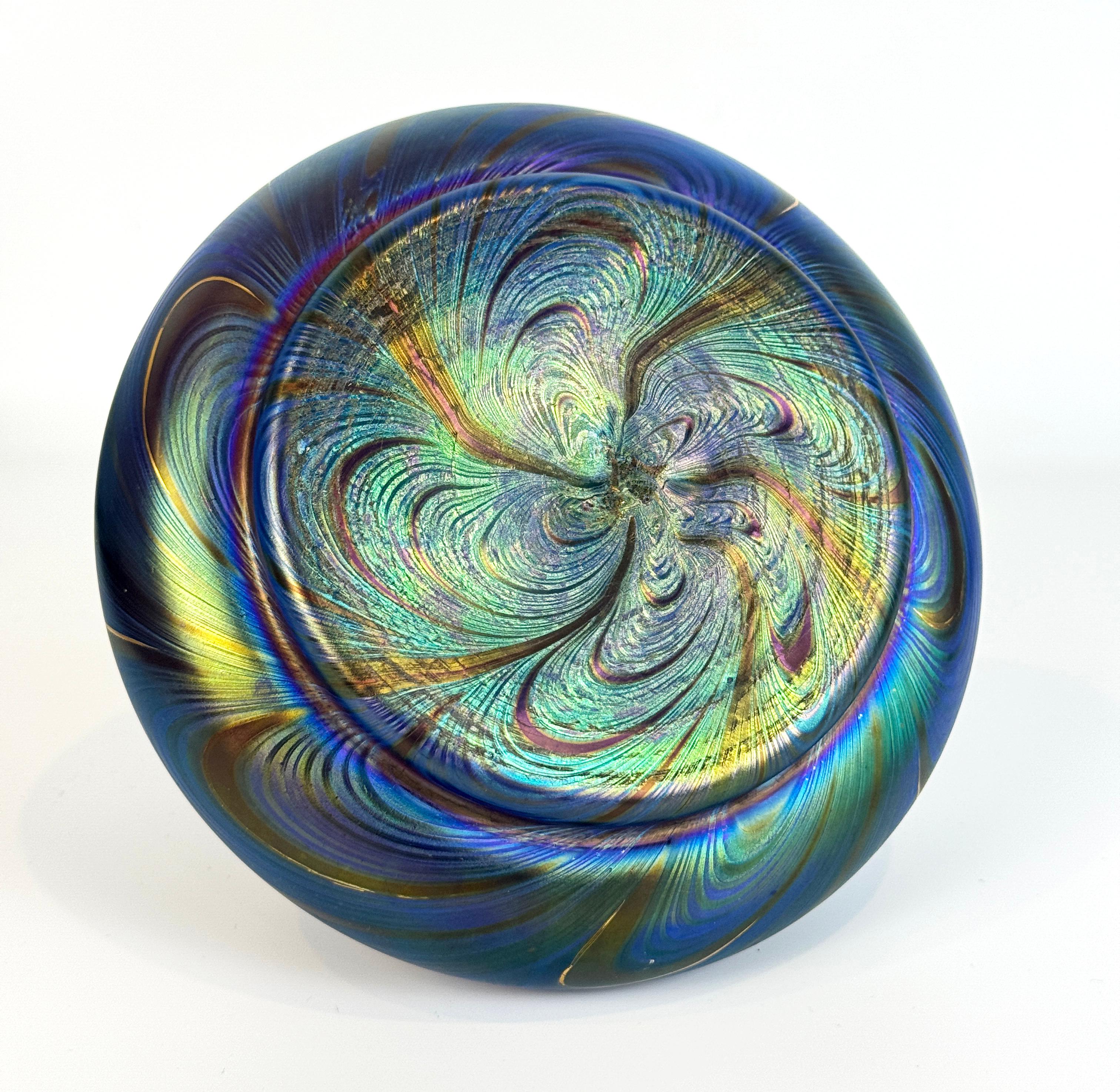 Vaso in vetro iridescente con piume tirate in stile Art Nouveau in vendita 1