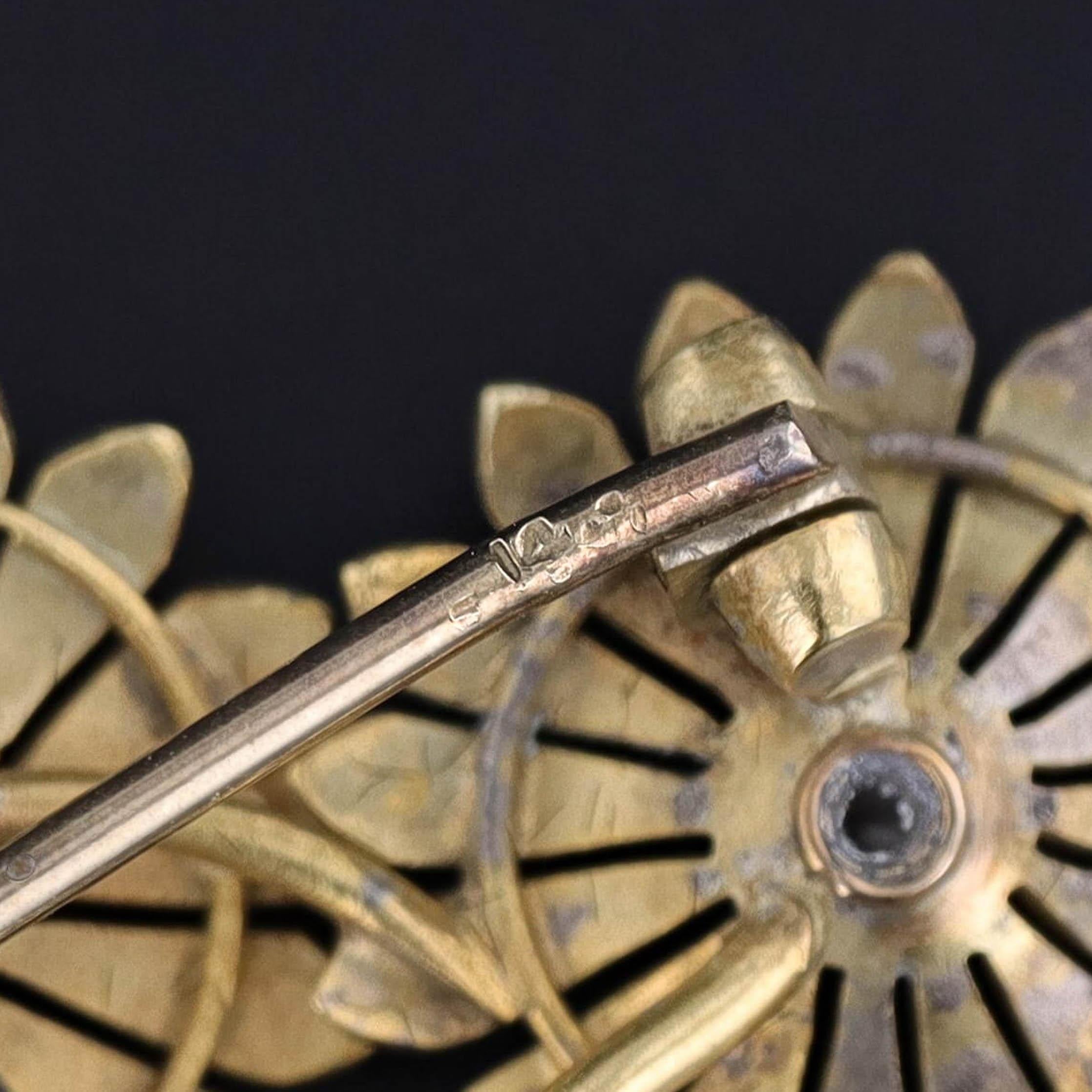 Taglio rotondo Spilla a margherita in oro 14k con smalto rosa e viola Art Nouveau in vendita