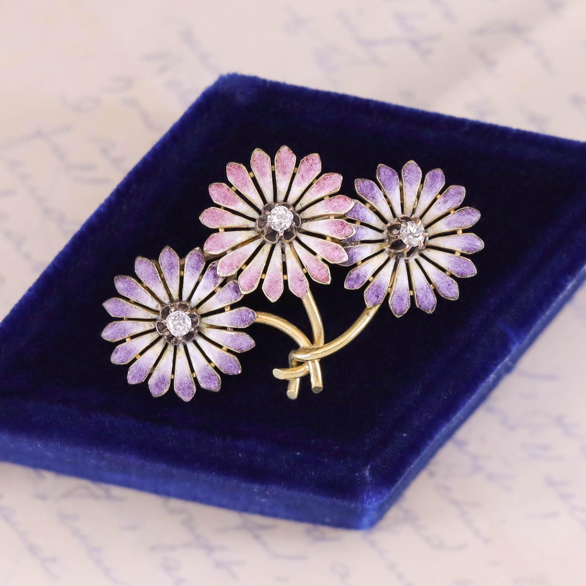 Spilla a margherita in oro 14k con smalto rosa e viola Art Nouveau In condizioni ottime in vendita a Lewisburg, PA