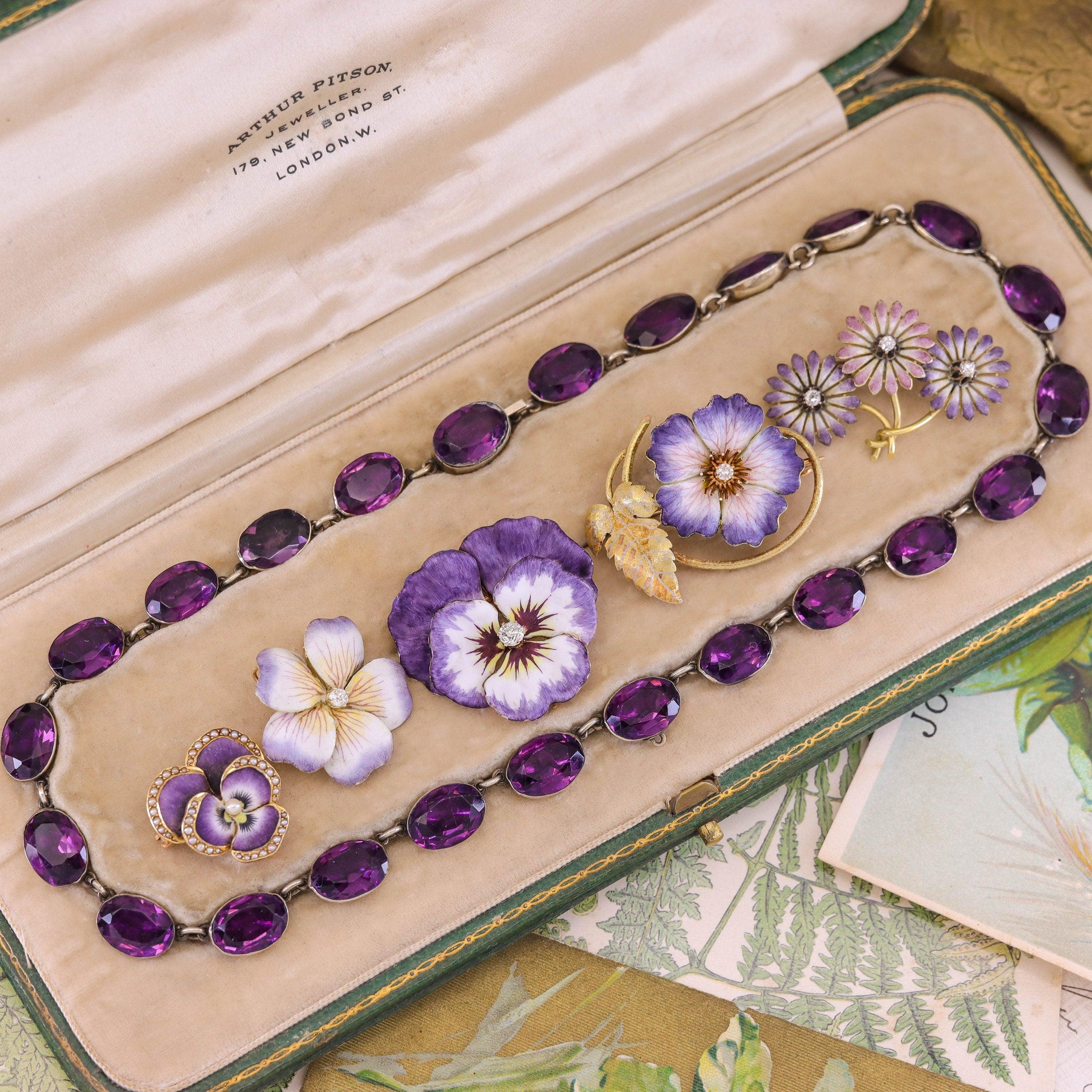 Donna Spilla a margherita in oro 14k con smalto rosa e viola Art Nouveau in vendita