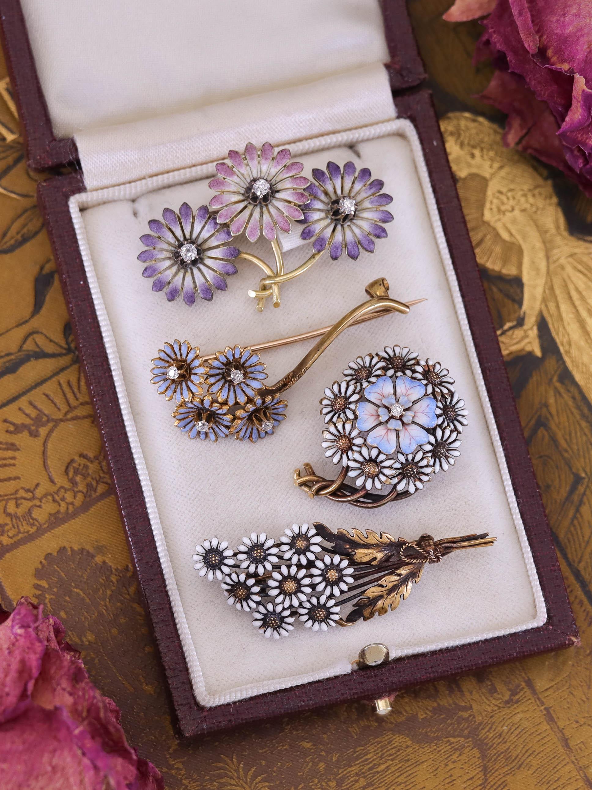 Spilla a margherita in oro 14k con smalto rosa e viola Art Nouveau in vendita 1