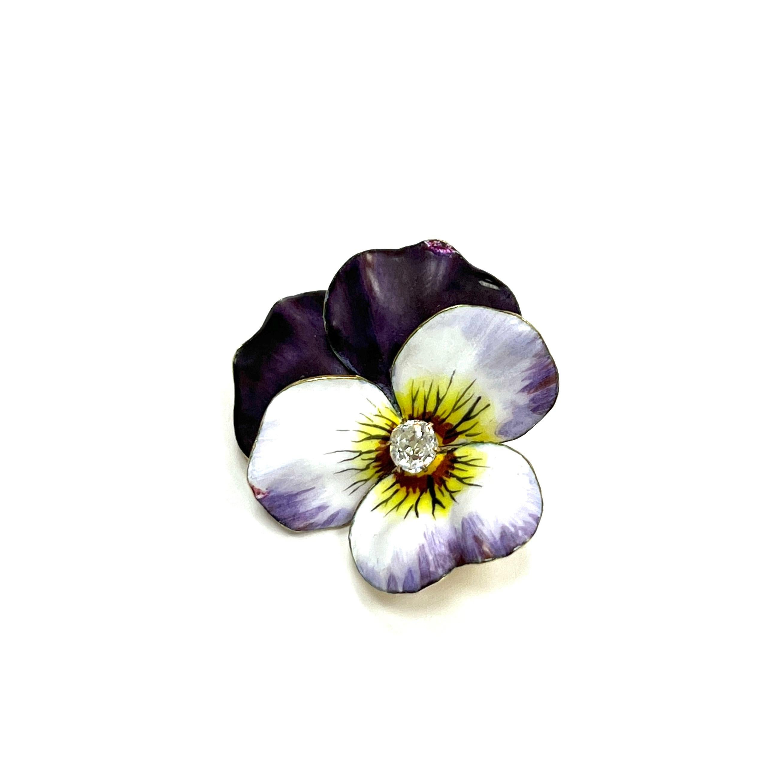 Jugendstil lila Stiefmütterchen Emaille-Brosche

In der Mitte befindet sich ein Diamant im Rundschliff, die Blütenblätter sind aus lila Emaille auf Gelbgold gefasst

Größe: Breite 2,6 cm, Länge 2,9 cm
Gesamtgewicht: 8,2 Gramm