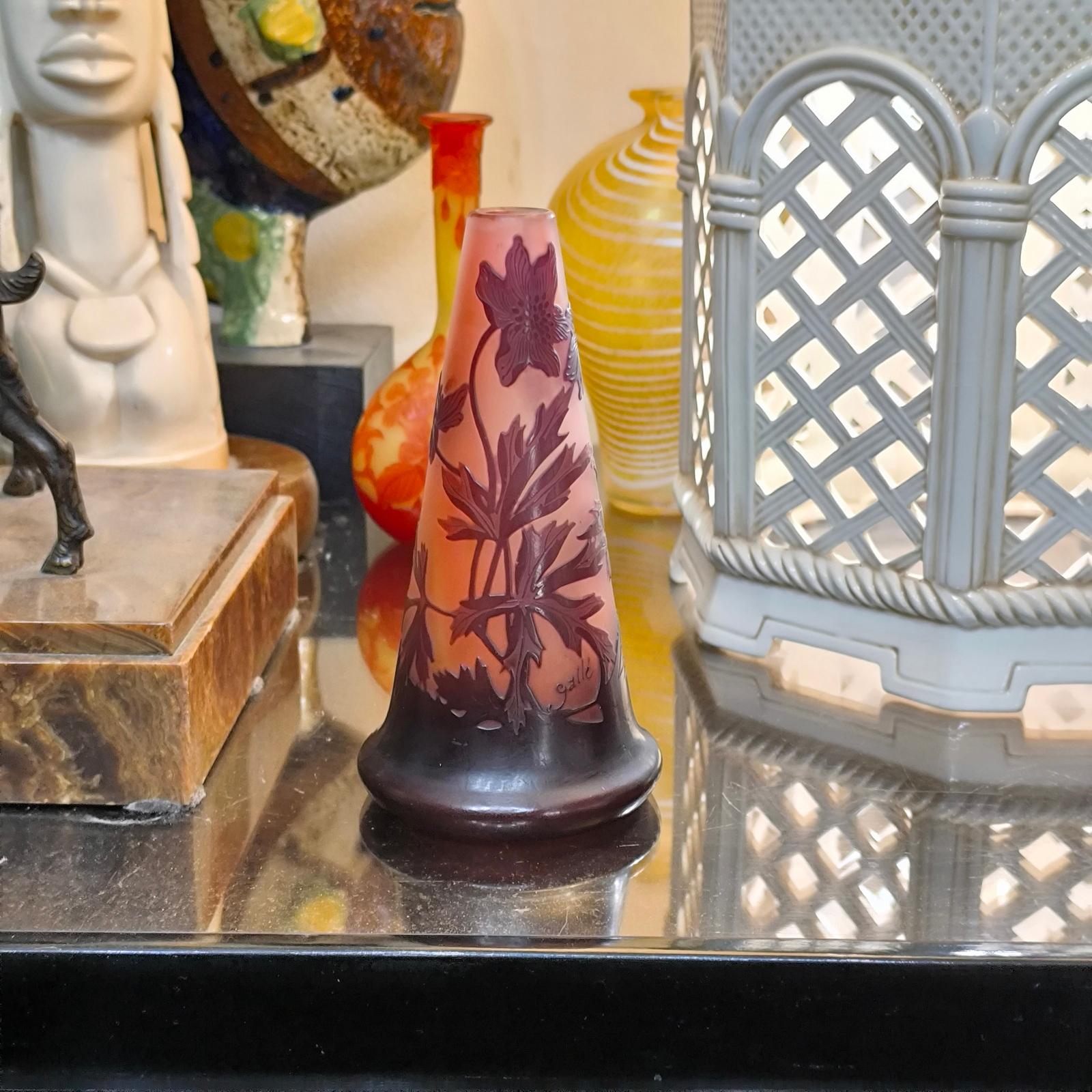 Emile Gallé, vaso in vetro cammeo Art Nouveau, Nancy, Francia, 1900 circa.
Vetro a doppio strato, viola su sfondo rosa. Decorato con anemoni delle Alpi in un cammeo. Firmato Gallé. 
Altezza 16 cm.