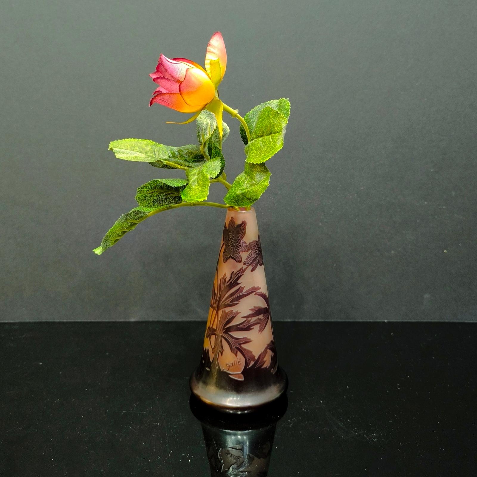Realizzato con acquaforte Vaso Art Nouveau Emile Galle Soliflores 'Anémones d'Alpes', Francia, anni '900 in vendita