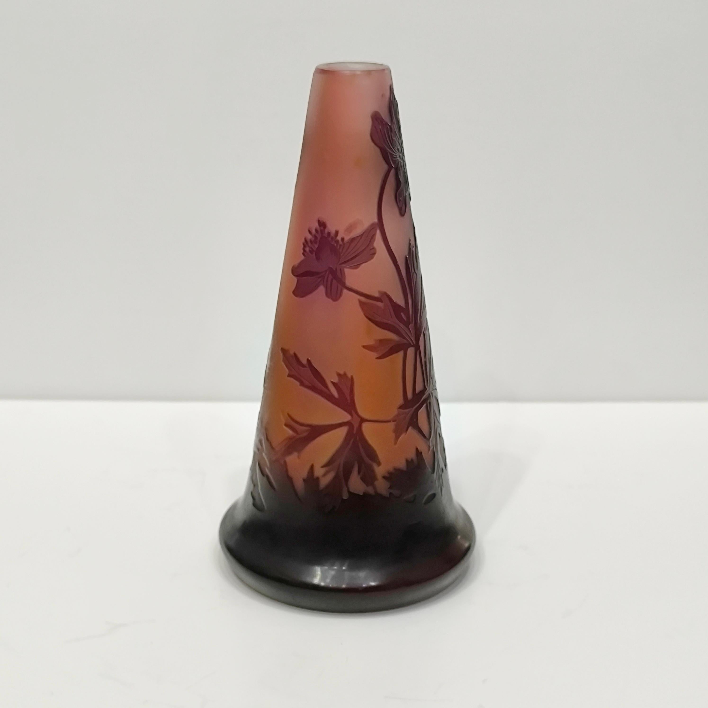 Vaso Art Nouveau Emile Galle Soliflores 'Anémones d'Alpes', Francia, anni '900 In condizioni buone in vendita a Bochum, NRW