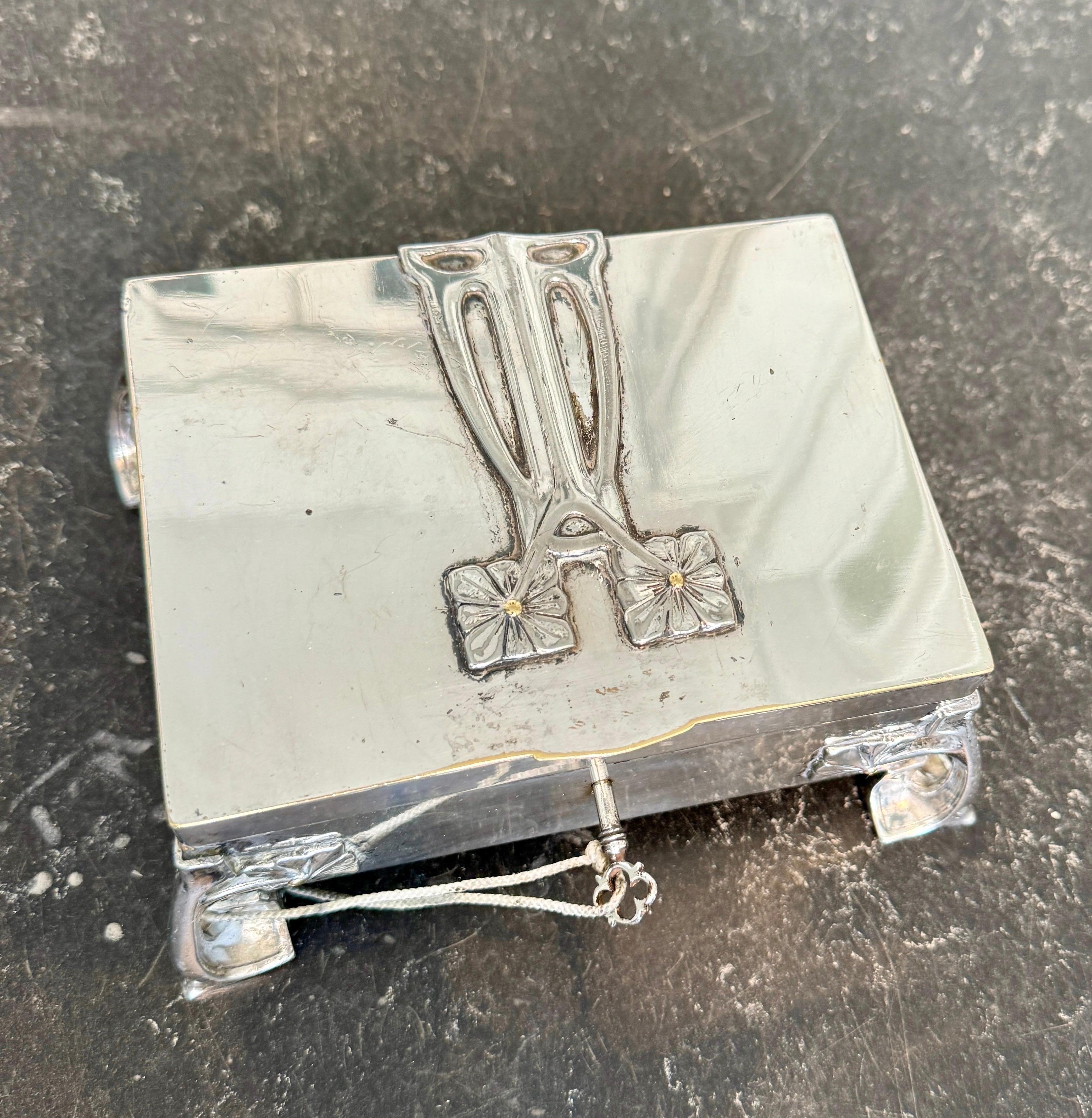 Français Boîte à bijoux rectangulaire en métal argenté Art Nouveau, France en vente