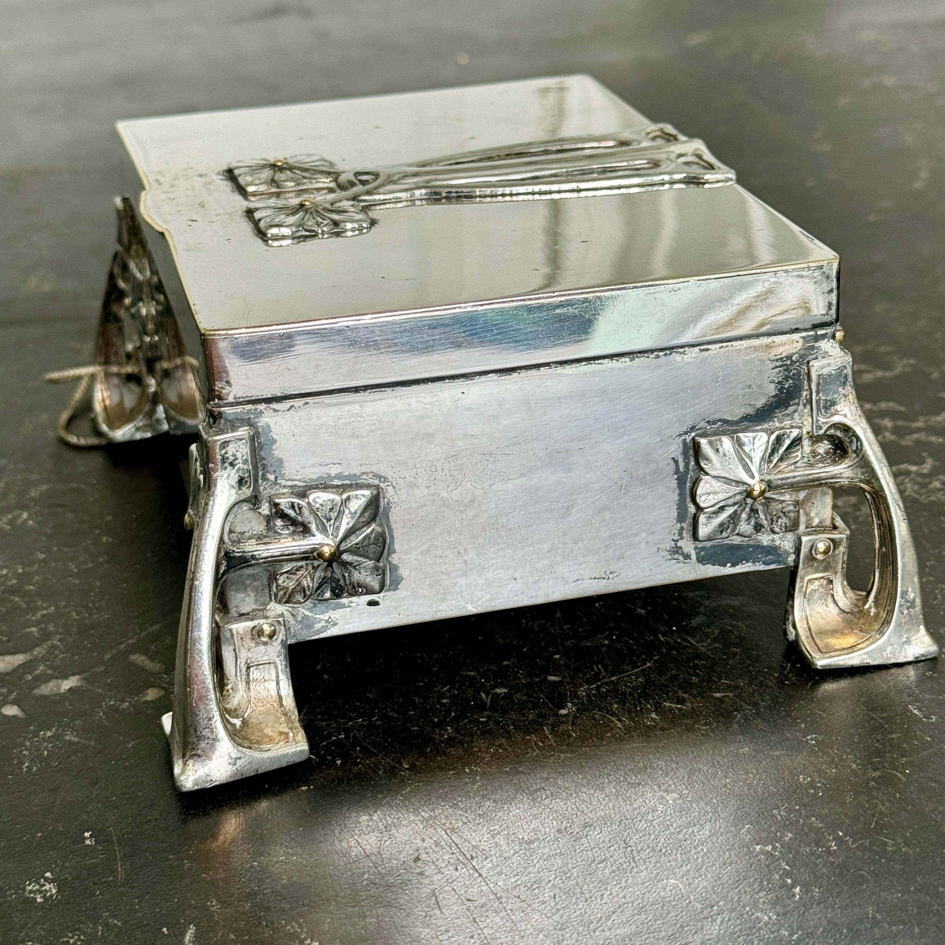 Plaqué argent Boîte à bijoux rectangulaire en métal argenté Art Nouveau, France en vente