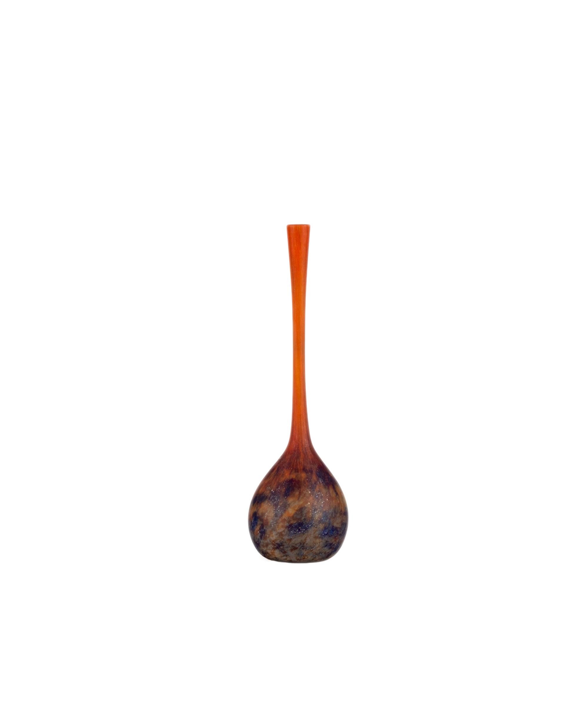 Un eccezionale vaso a bocciolo in stile Art Decor di Daum, con decorazioni marmoree rosse e blu su un fondo delicatamente opalescente. Il collo allungato ne esalta l'elegante silhouette, rendendolo un esempio lampante dell'arte vetraria francese dei