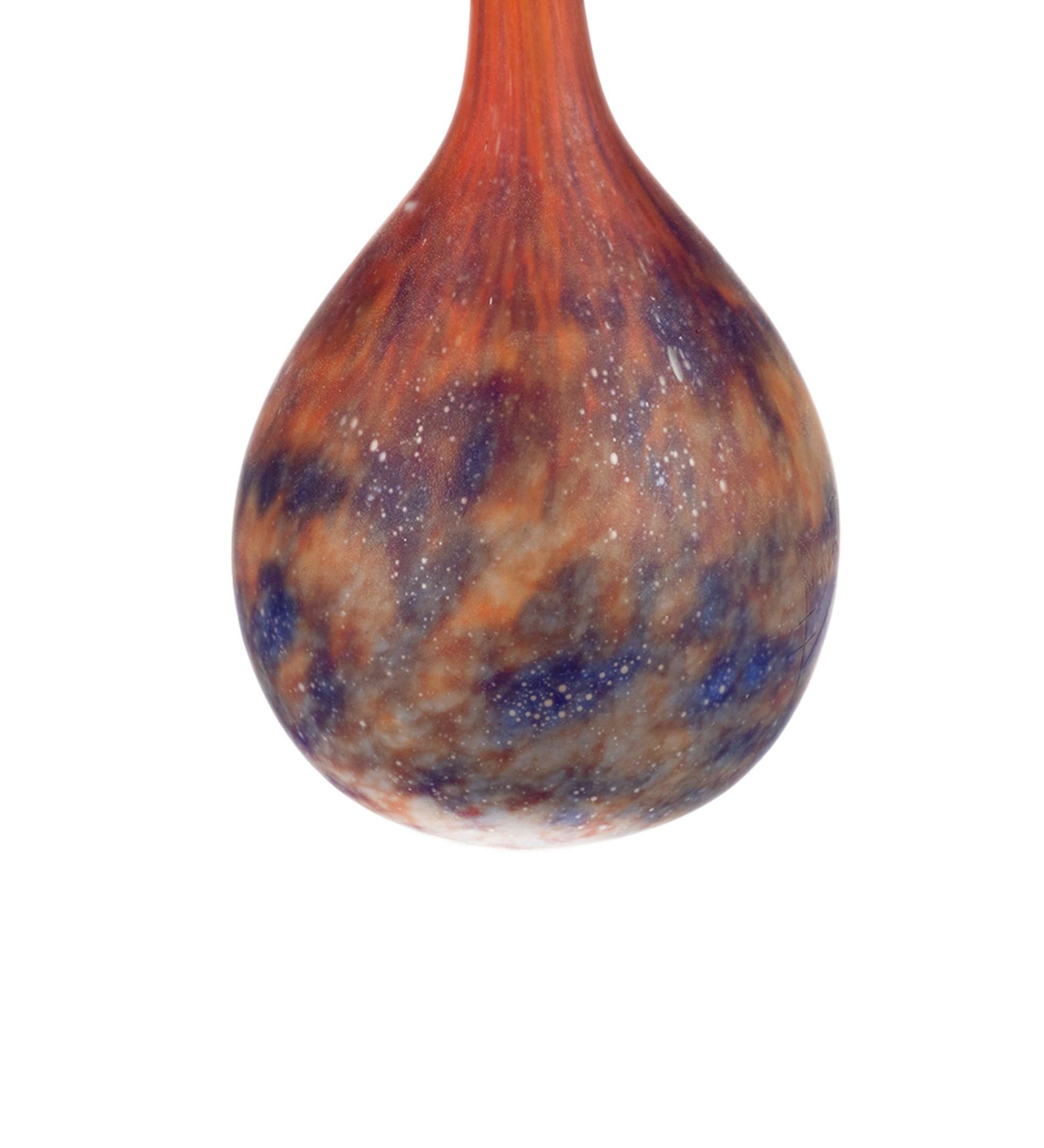 Francese Vaso a bocciolo in vetro rosso blu cammeo Art Nouveau di Daum in vendita