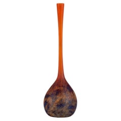 Vaso a bocciolo in vetro rosso blu cammeo Art Nouveau di Daum