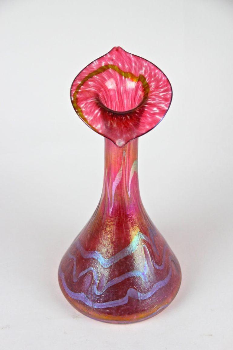 Exceptionnel et rare exemple d'un grand vase en verre rouge Art Nouveau 