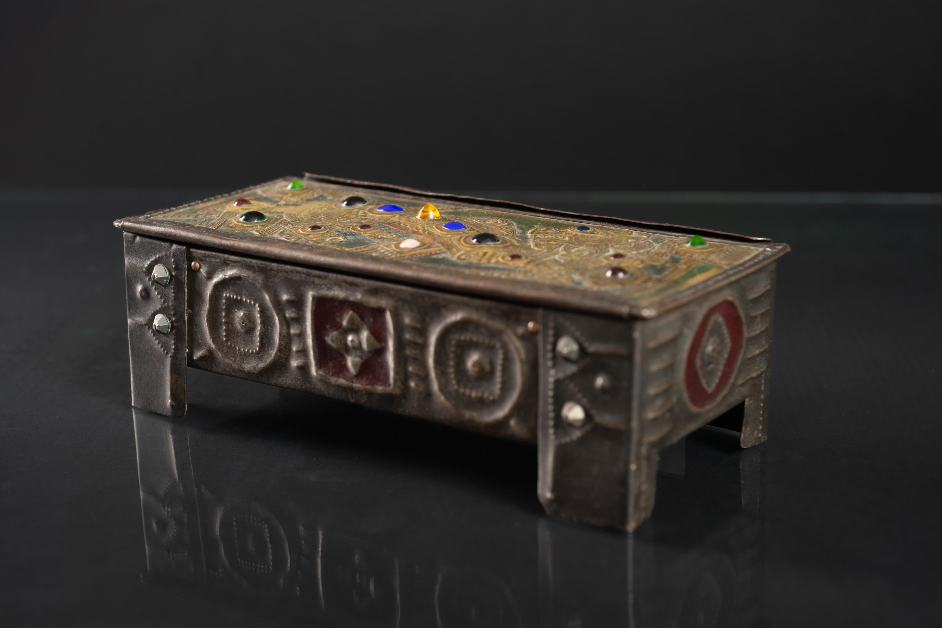 Art Nouveau Regal Lion Repoussé Box by Alfred Daguet In Good Condition For Sale In Chicago, US