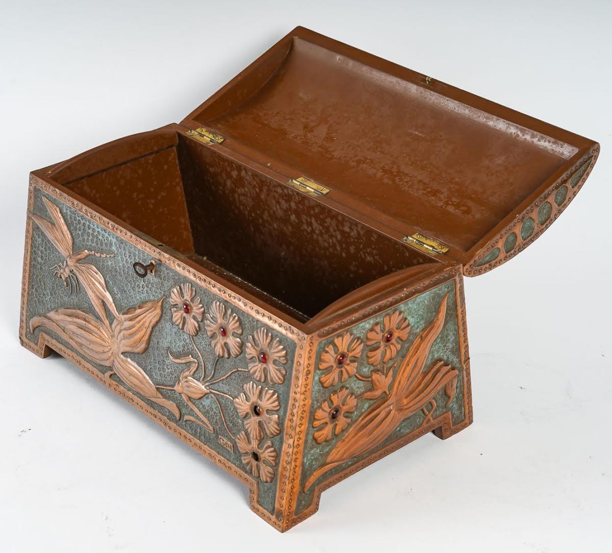 Art nouveau Boîte en cuivre repoussé Art Nouveau, vers 1900. en vente