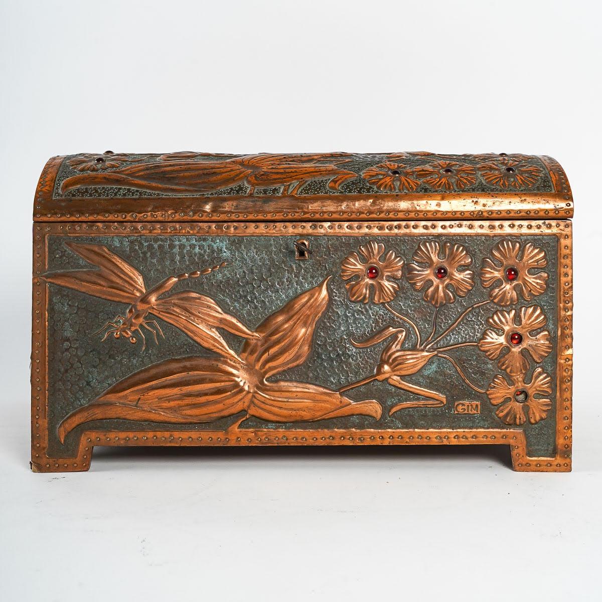 Caja de cobre repoussé Art Nouveau, hacia 1900. Cobre en venta