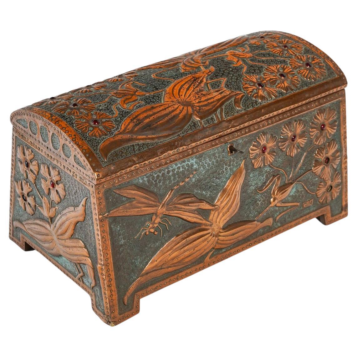 Caja de cobre repoussé Art Nouveau, hacia 1900.