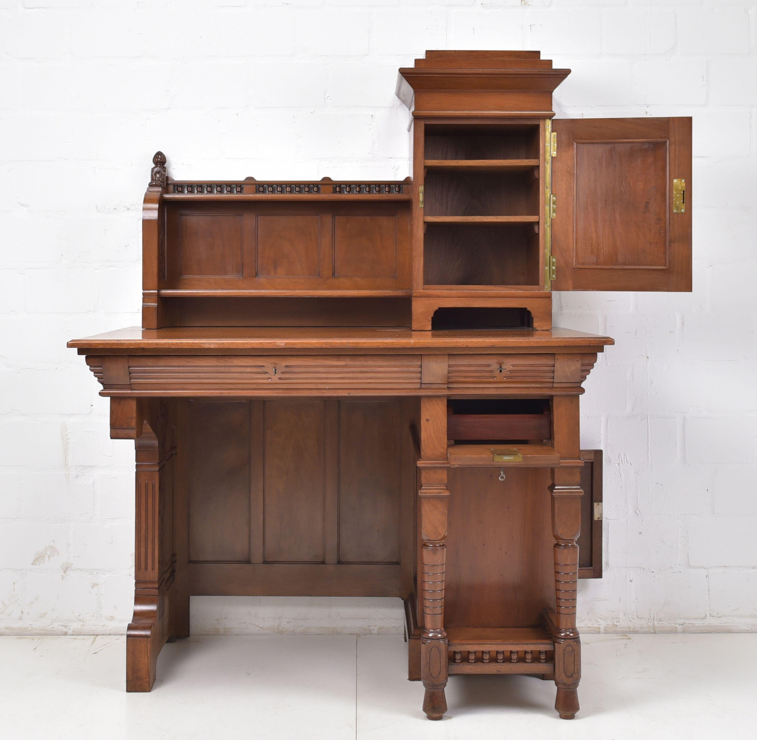 Art Nouveau Restoration Desk / Lady'S Desk in Walnut In Good Condition In Lüdinghausen, DE