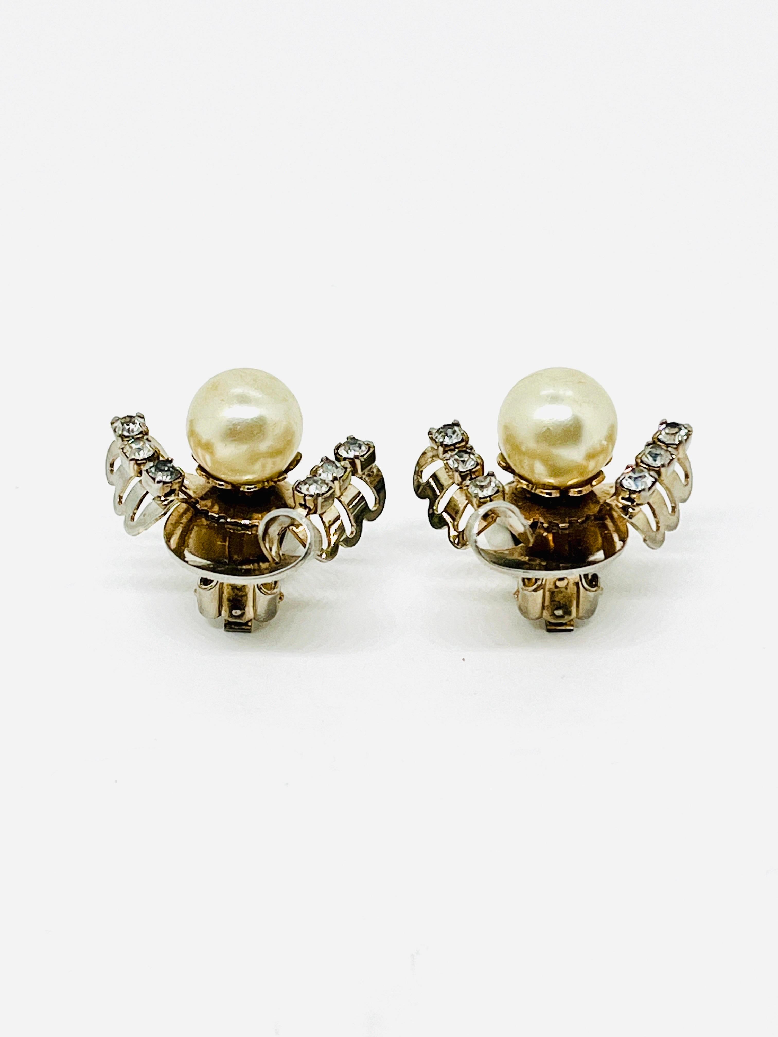 Motivo falena in stile Art Nouveau Resurgence, finto electrum, perla di vetro gigante, tre minuscoli strass di cristallo tagliati a diamante fiancheggiano le 