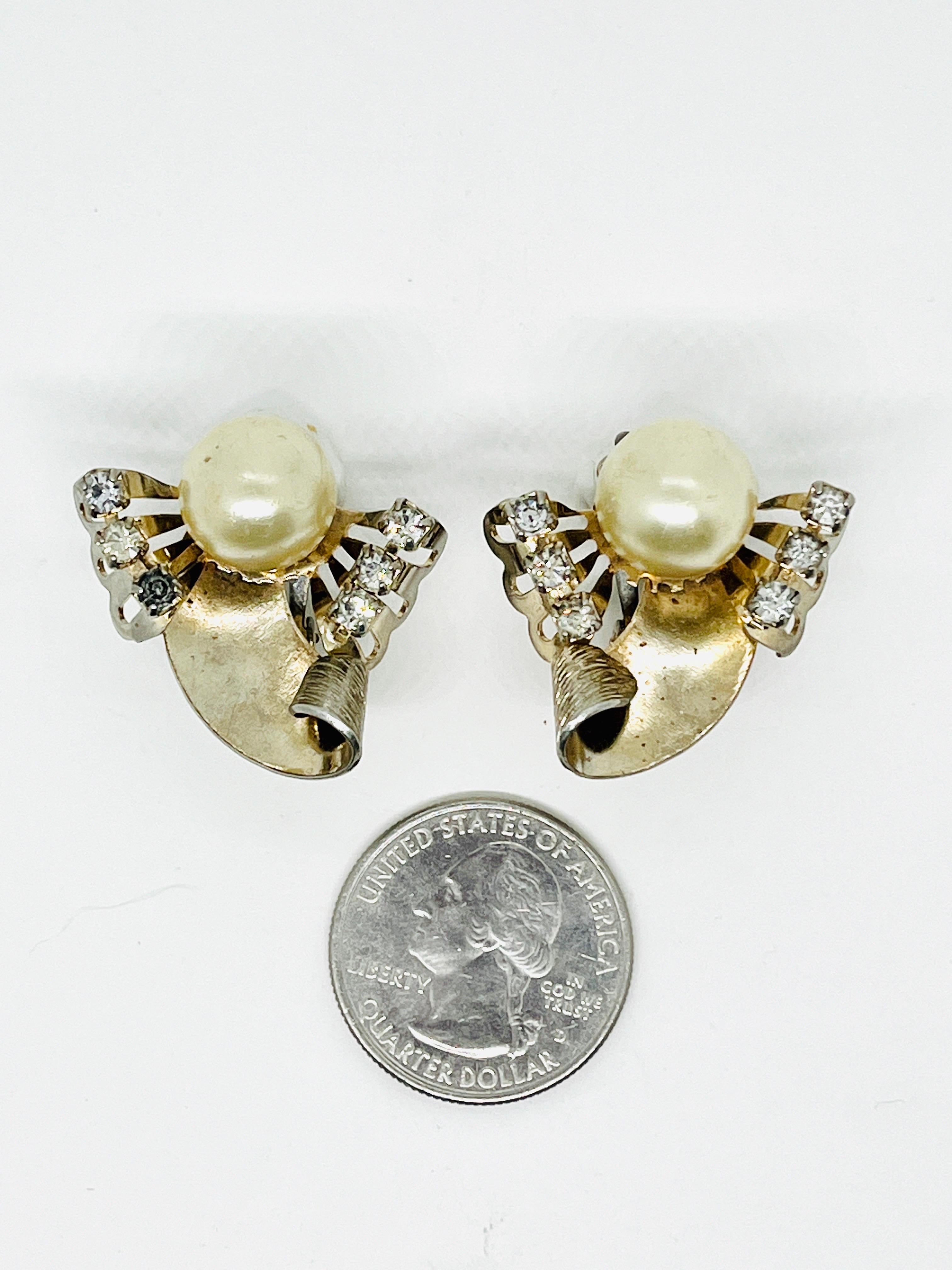 Taglio brillante Motivo di falena in stile Art Nouveau Resurgence; finto electrum, perla in vendita