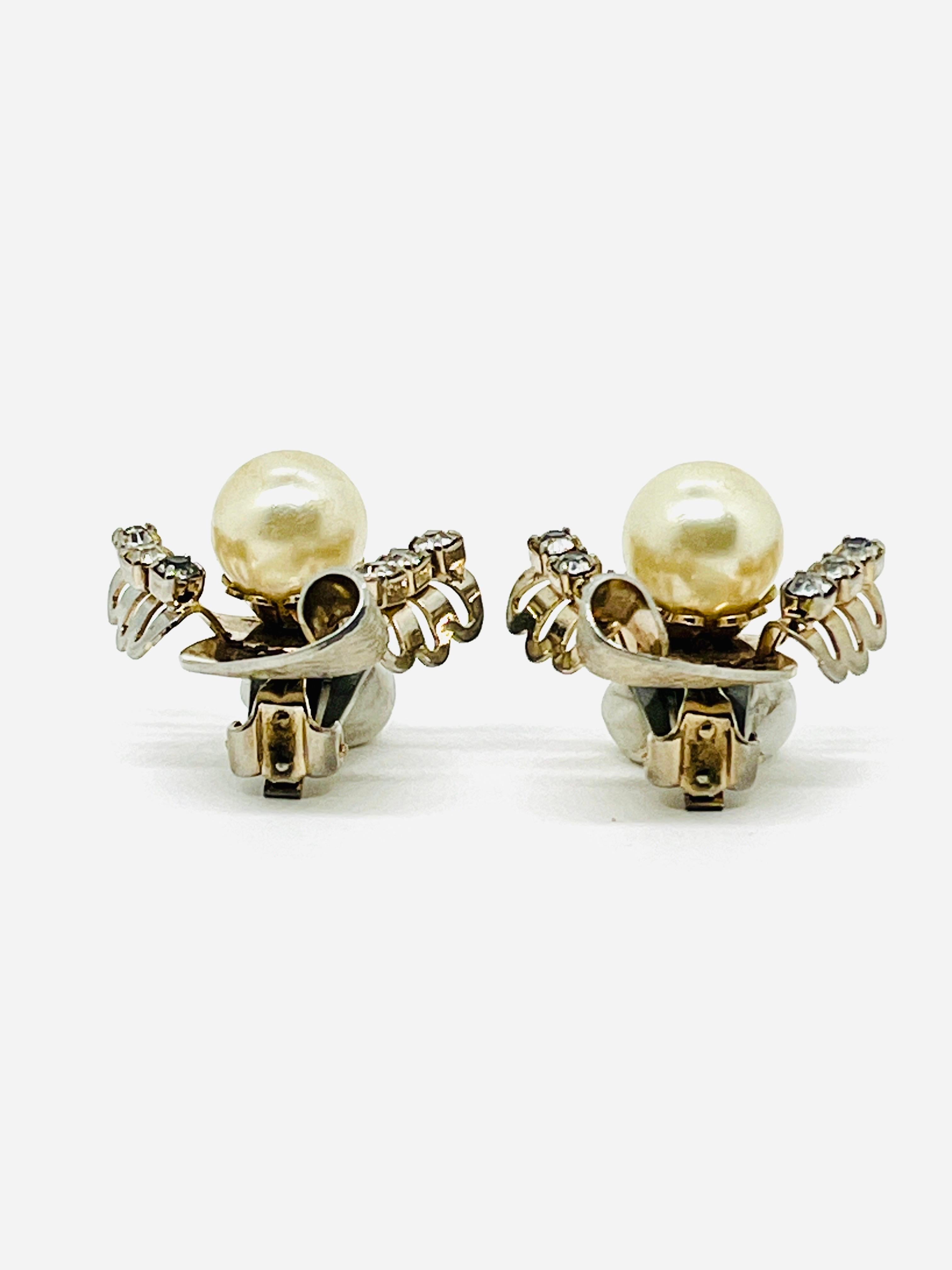 Donna Motivo di falena in stile Art Nouveau Resurgence; finto electrum, perla in vendita