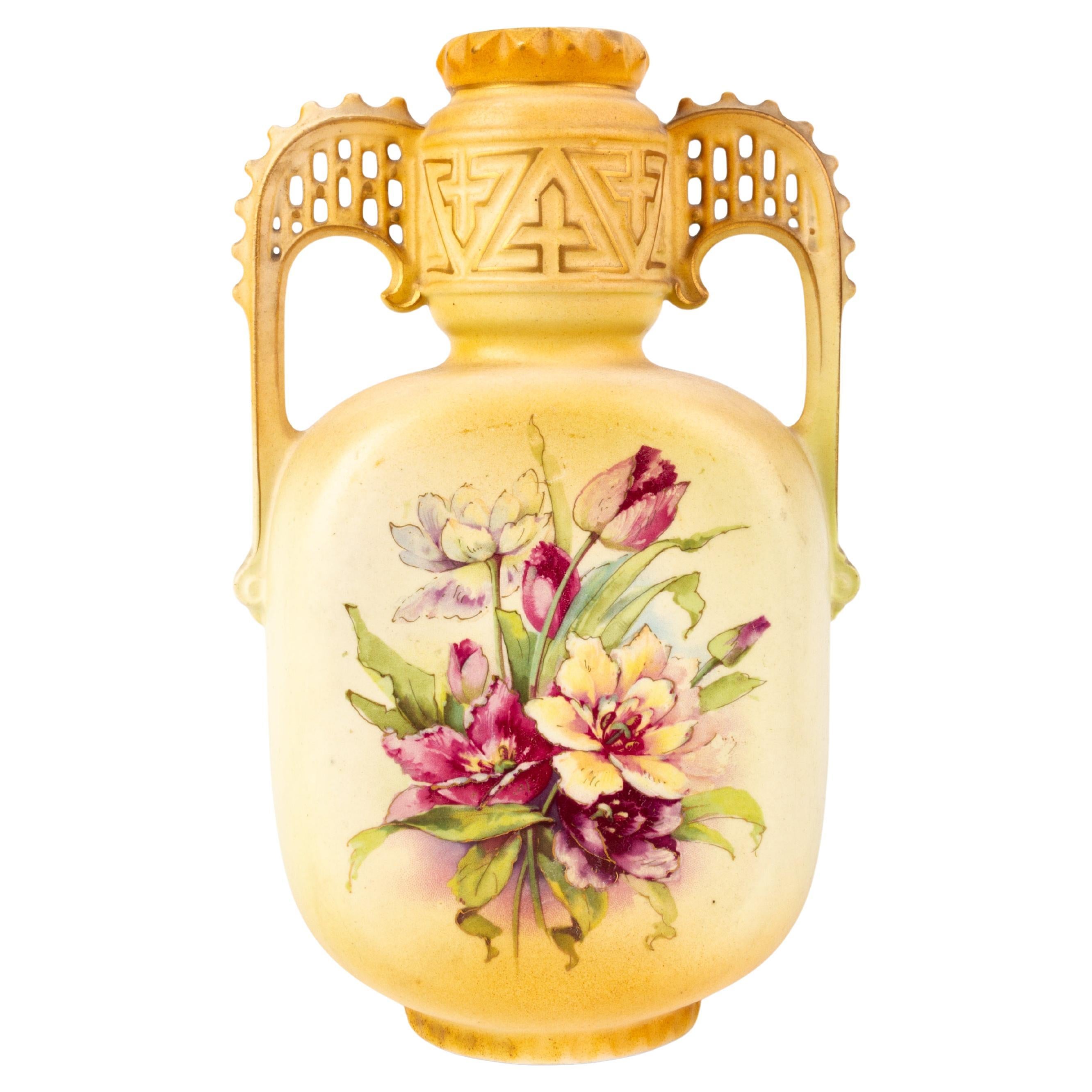 Vase réticulé Art Nouveau à deux poignées en porcelaine blush
