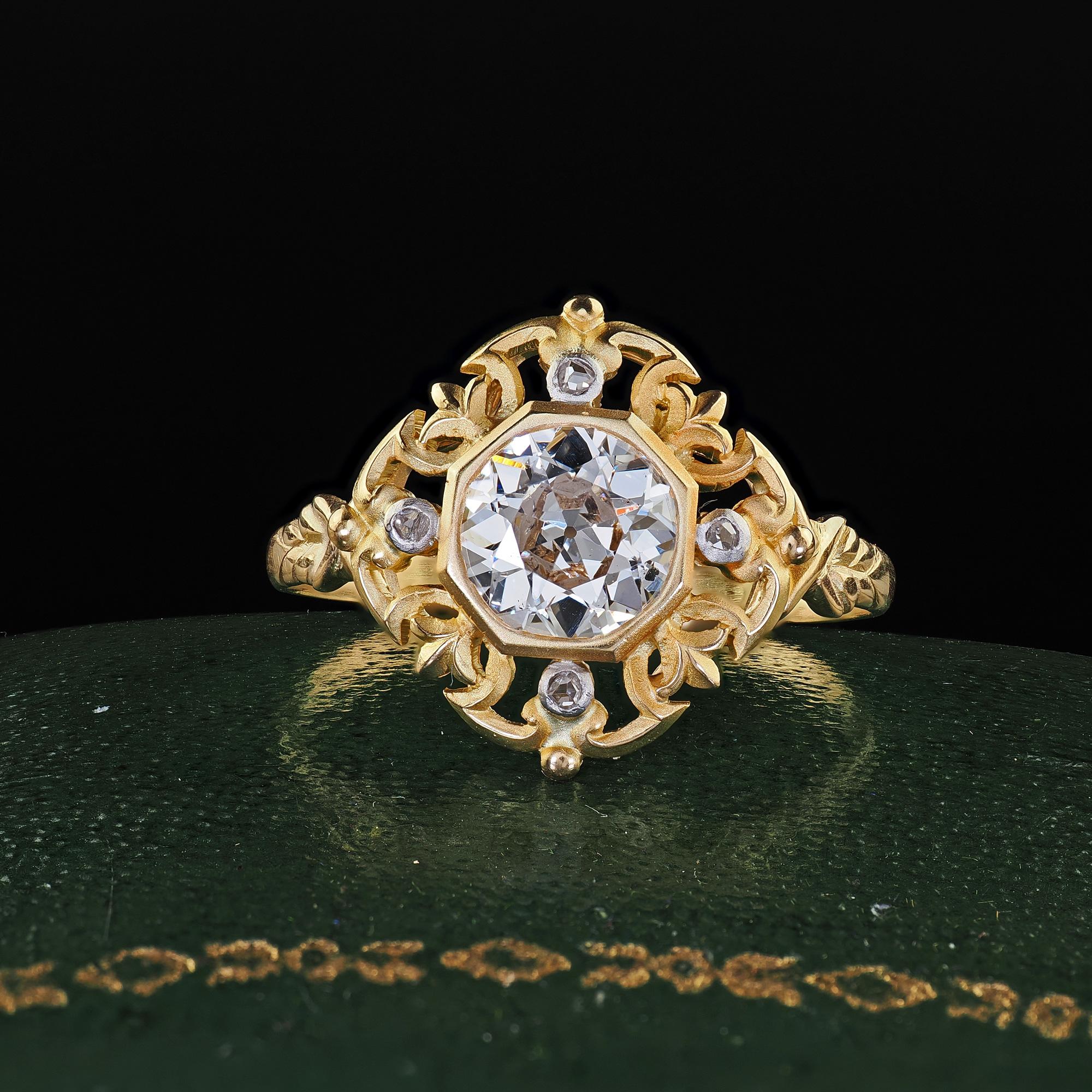 Bellissimo anello di fidanzamento Art Nouveau Revival in oro giallo 18 carati con diamante vecchio taglio euro - GIA. Questo splendido anello di fidanzamento con diamante antico in stile Art Nouveau è realizzato in oro giallo 18 carati. Questo
