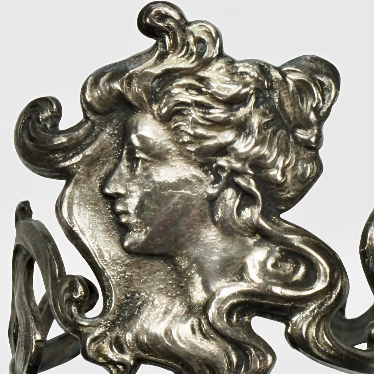 Meraviglioso braccialetto largo da donna in stile Art Nouveau revival in argento scuro e smalto nero.

Misura una larghezza massima di 5,2 cm / 2 pollici. Il braccialetto è regolabile e il diametro interno è attualmente di 5,2 cm.

Si tratta di un