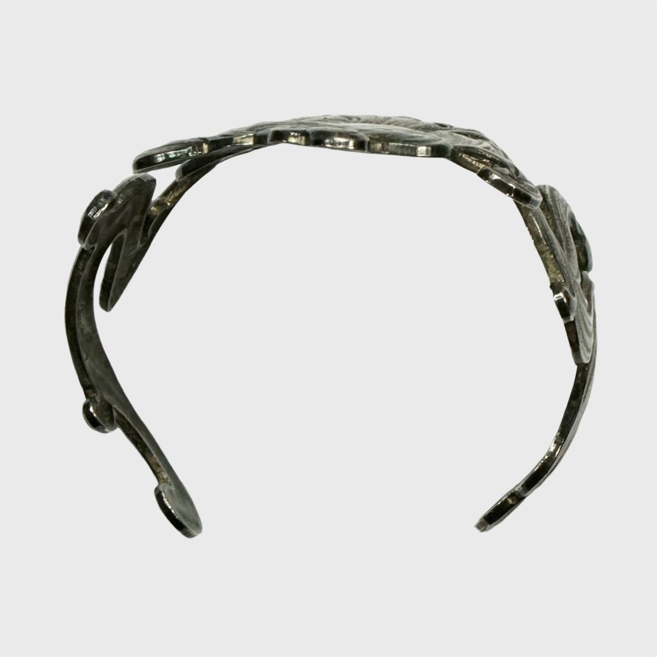 Bangle da donna Art Nouveau Revival largo in tonalità argento scuro e smalto nero in vendita 2