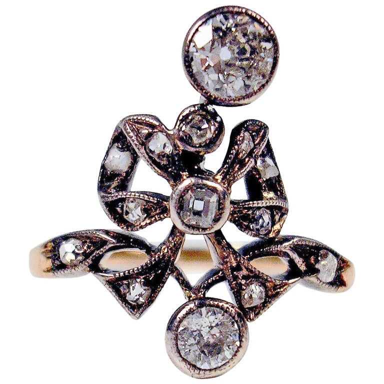 Art Nouveau Ribbon Shaped Ring, Diamonds 0.85 Carats And Gold, Around 1900