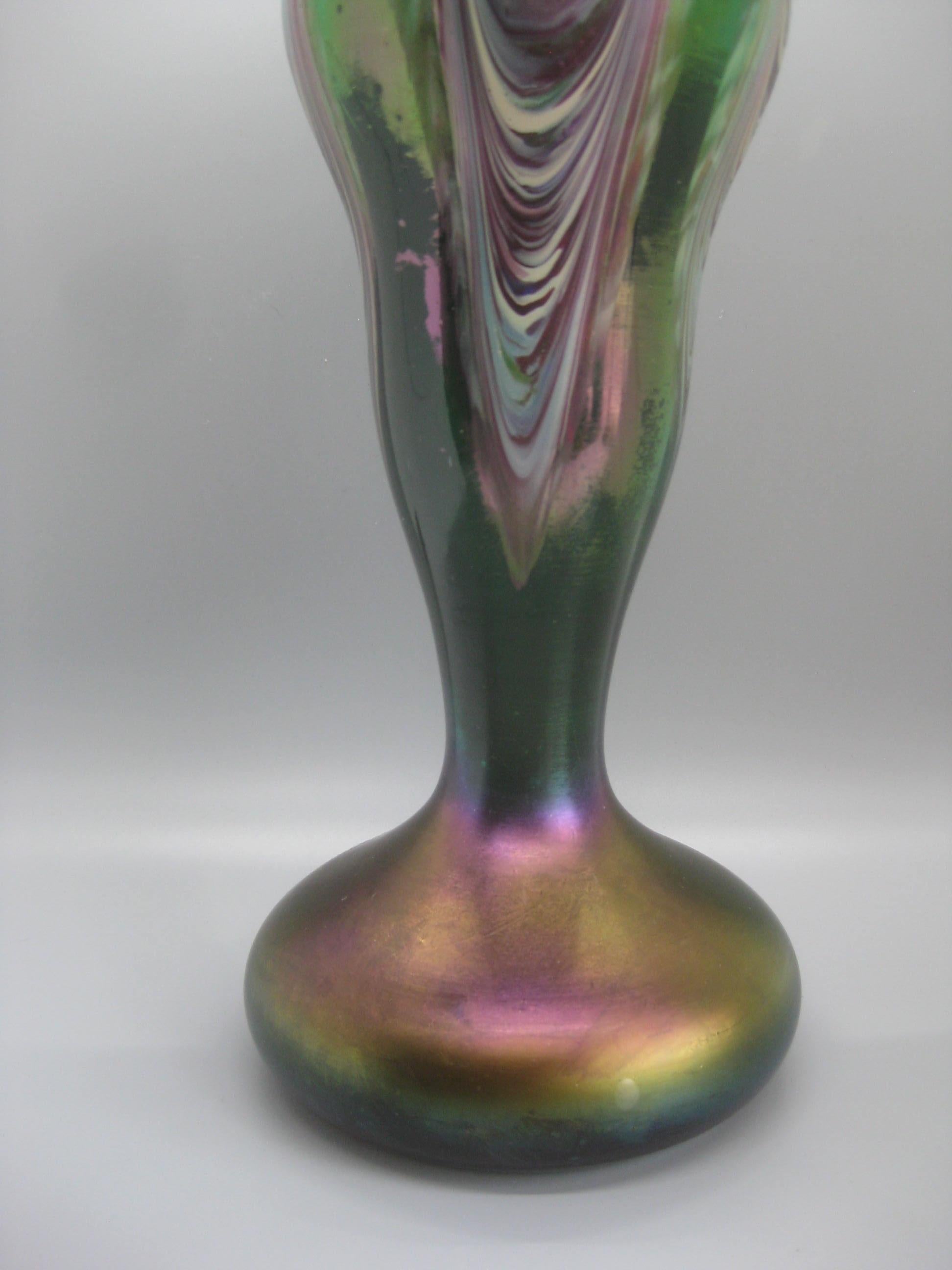 Tchèque Vase en verre d'art de Bohème tchèque Art Nouveau Rindskopf à plumes tirées style Loetz en vente