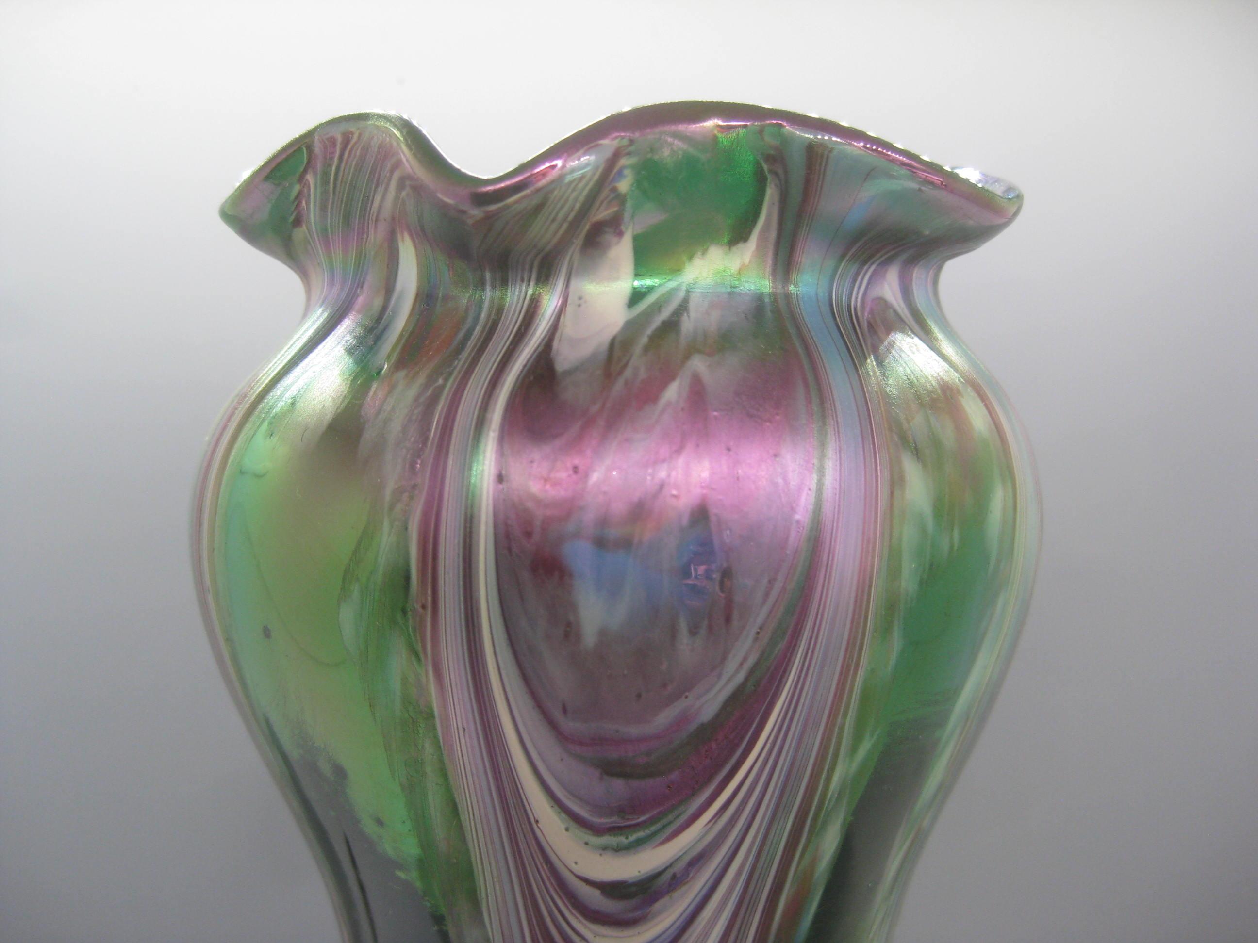 Vase en verre d'art de Bohème tchèque Art Nouveau Rindskopf à plumes tirées style Loetz Bon état - En vente à San Diego, CA