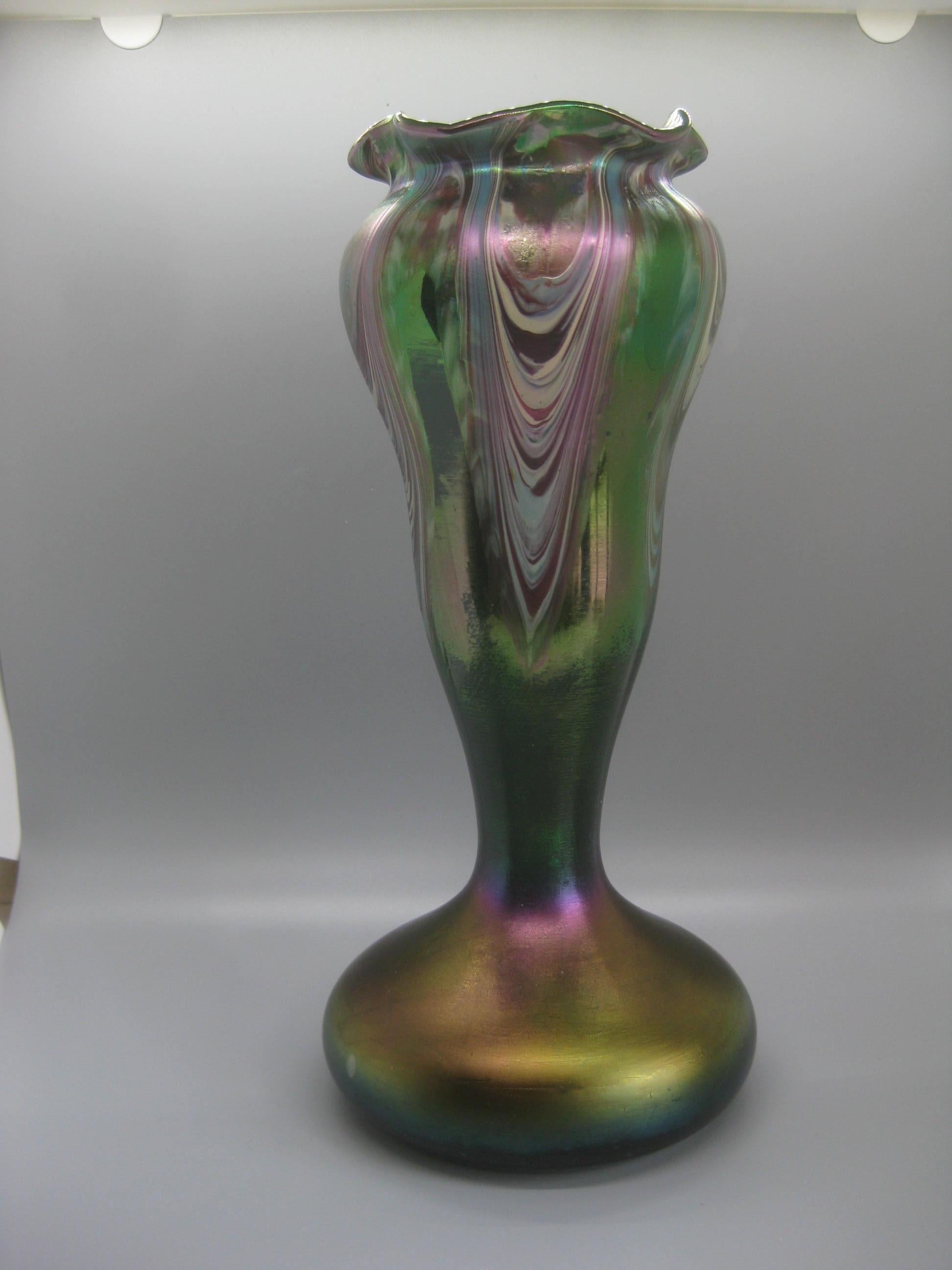 20ième siècle Vase en verre d'art de Bohème tchèque Art Nouveau Rindskopf à plumes tirées style Loetz en vente