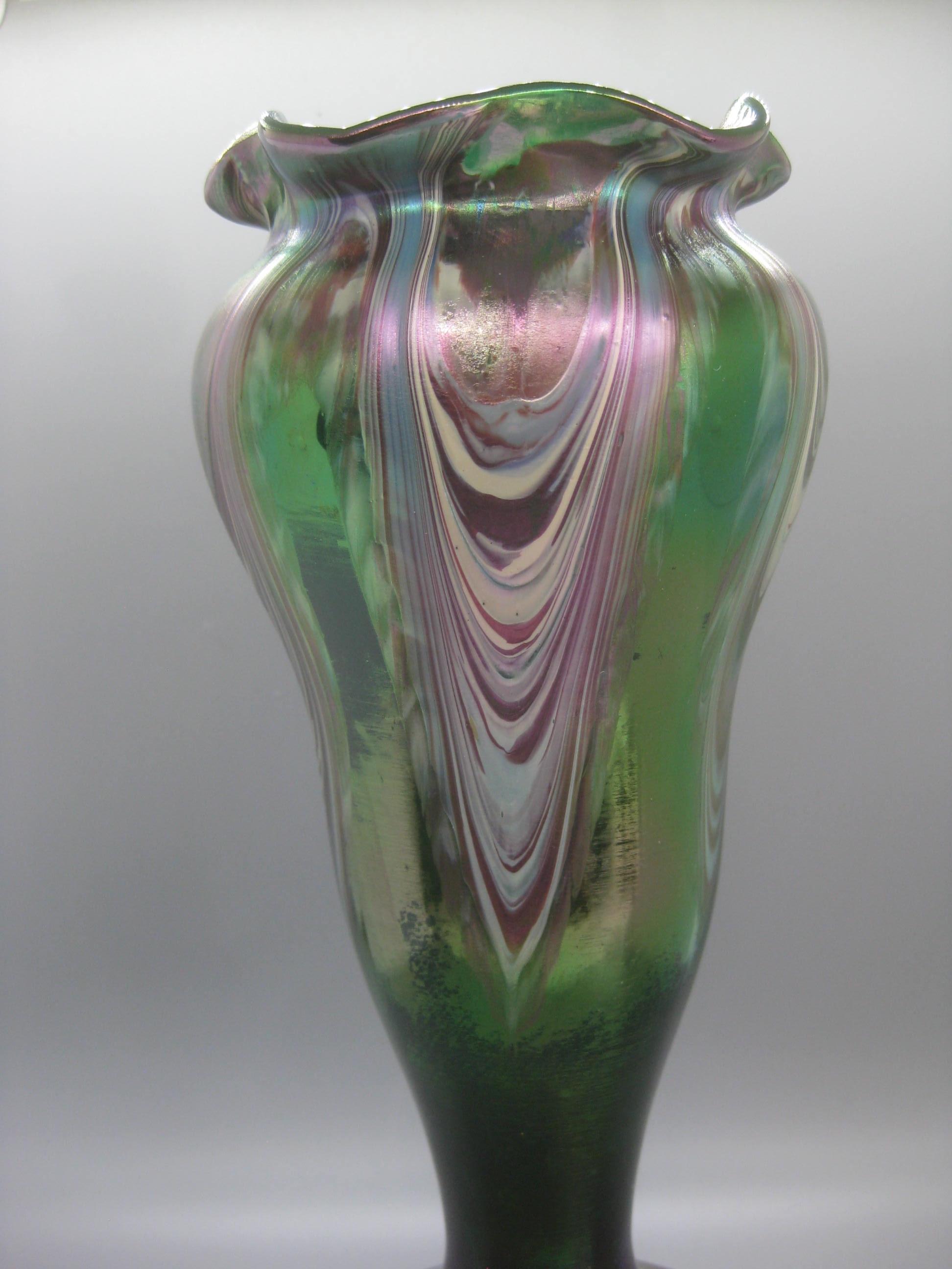 Verre d'art Vase en verre d'art de Bohème tchèque Art Nouveau Rindskopf à plumes tirées style Loetz en vente