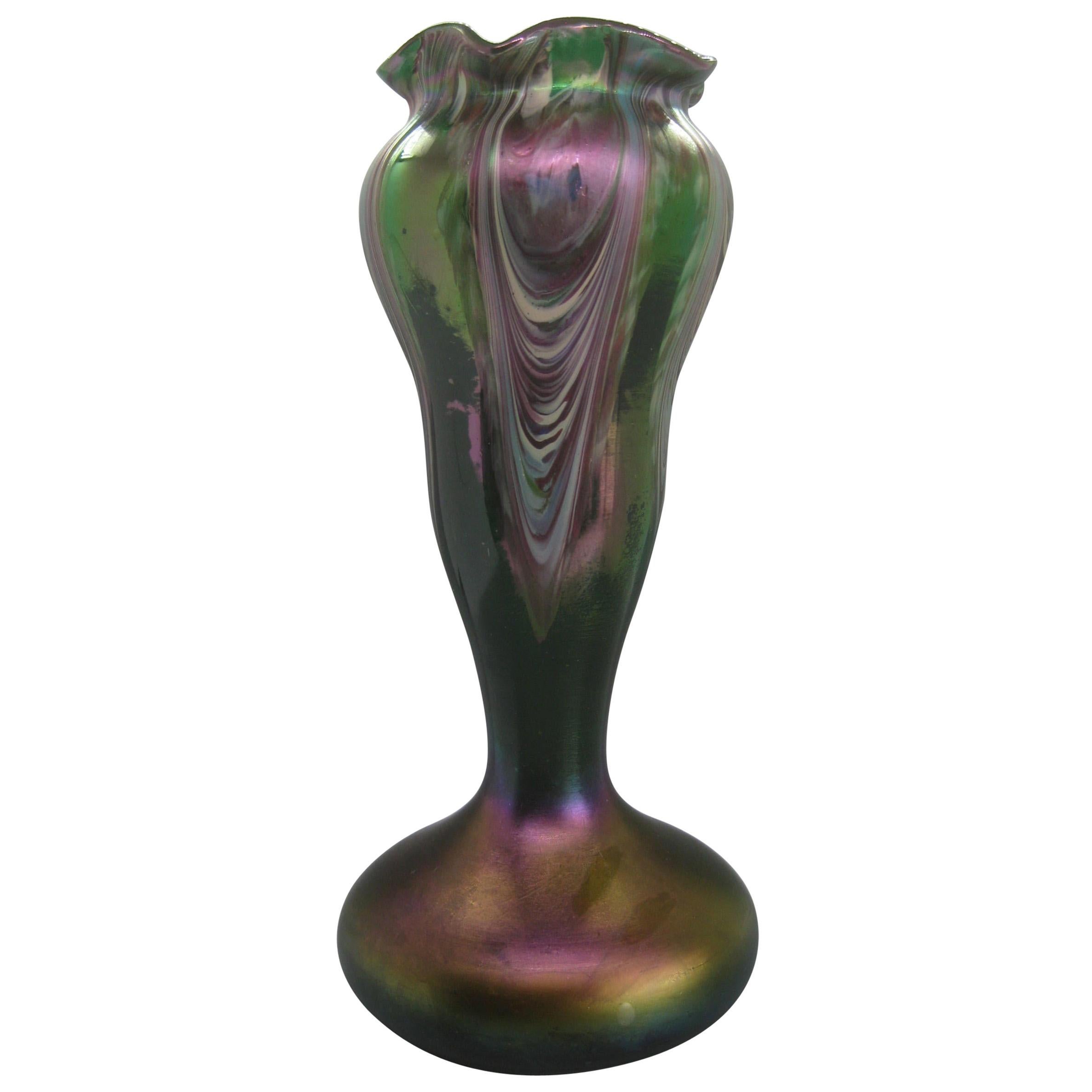 Vase en verre d'art de Bohème tchèque Art Nouveau Rindskopf à plumes tirées style Loetz