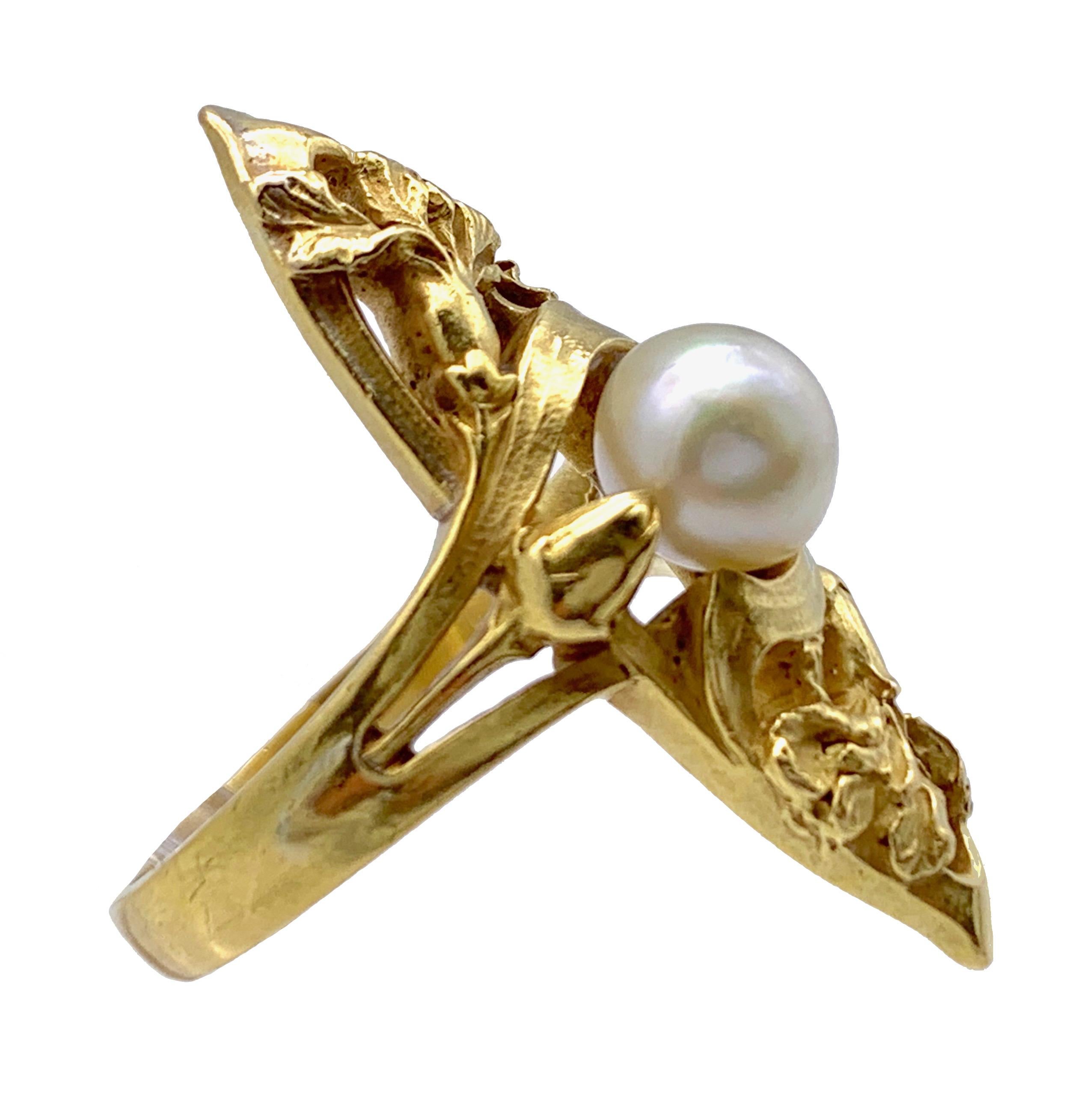 This finely modelled and extremely rare French Art Nouveau ring features two entwined irises and two flower buds surrounding a fine white oriental pearl. This elegant and harmoniously designed piece of jewellery is beautifully chiseled, solid and a