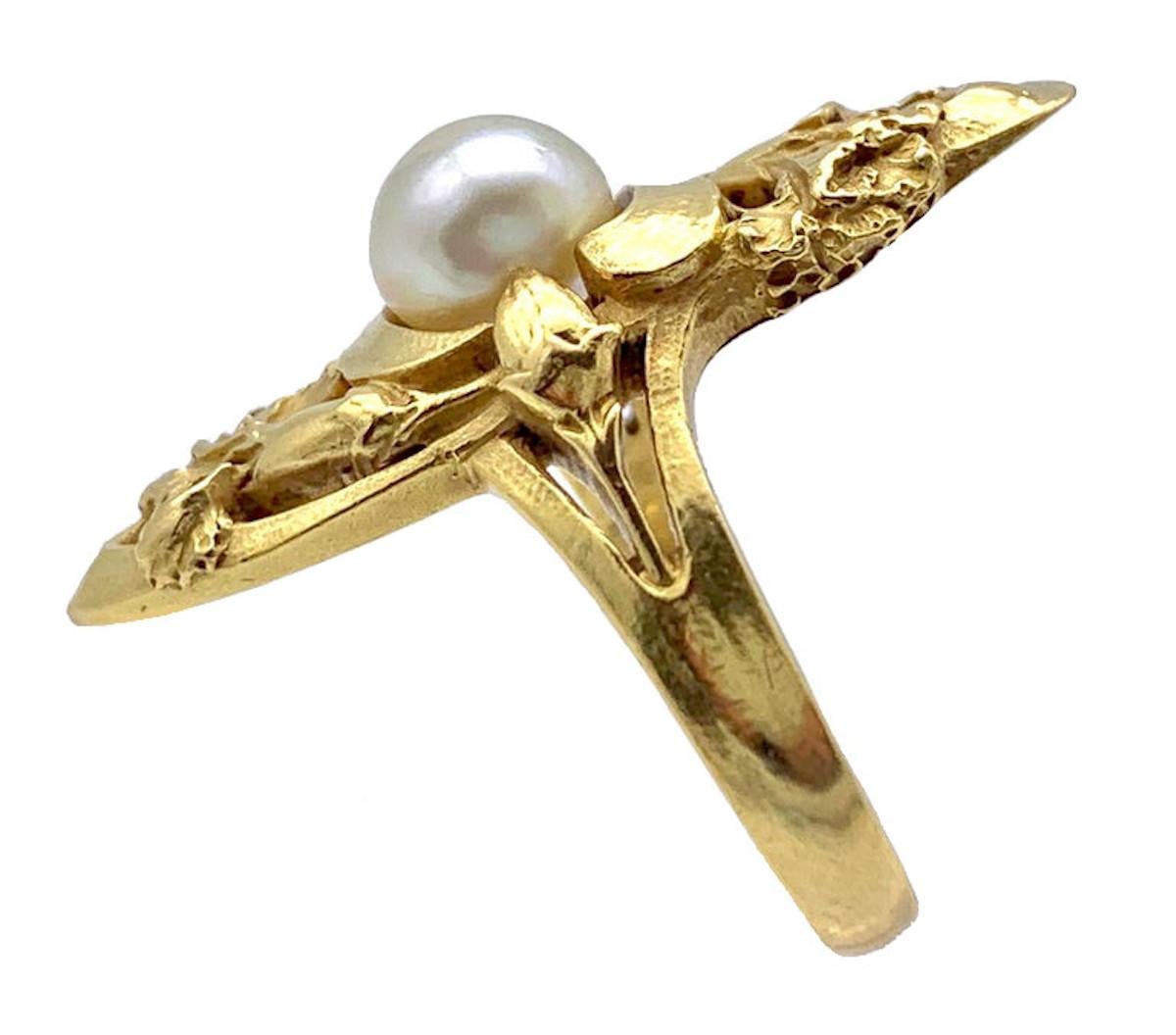 Antiker Jugendstil-Ring mit orientalischen Perlen, 18 Karat Gelbgold, 18 Karat Gelbgold, Irisblütenknospen (Rundschliff) im Angebot